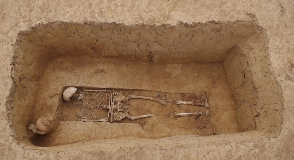 Δοκιμαστική τάφρος της αρχαίας οδού. Φωτογραφία: Géraldine Teysseire, Inrap