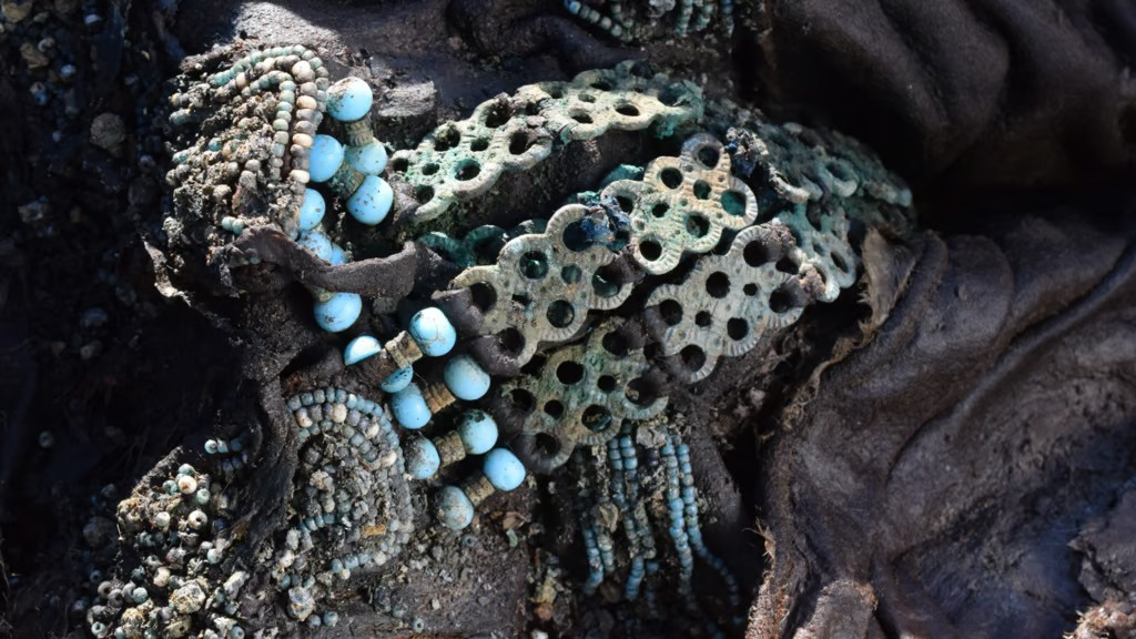 Ένα ένδυμα που ανακαλύφθηκε στον τάφο της Γιακούτ σαμάνου. Πηγή/Φωτογραφία: Patrice Gérard-CNRS