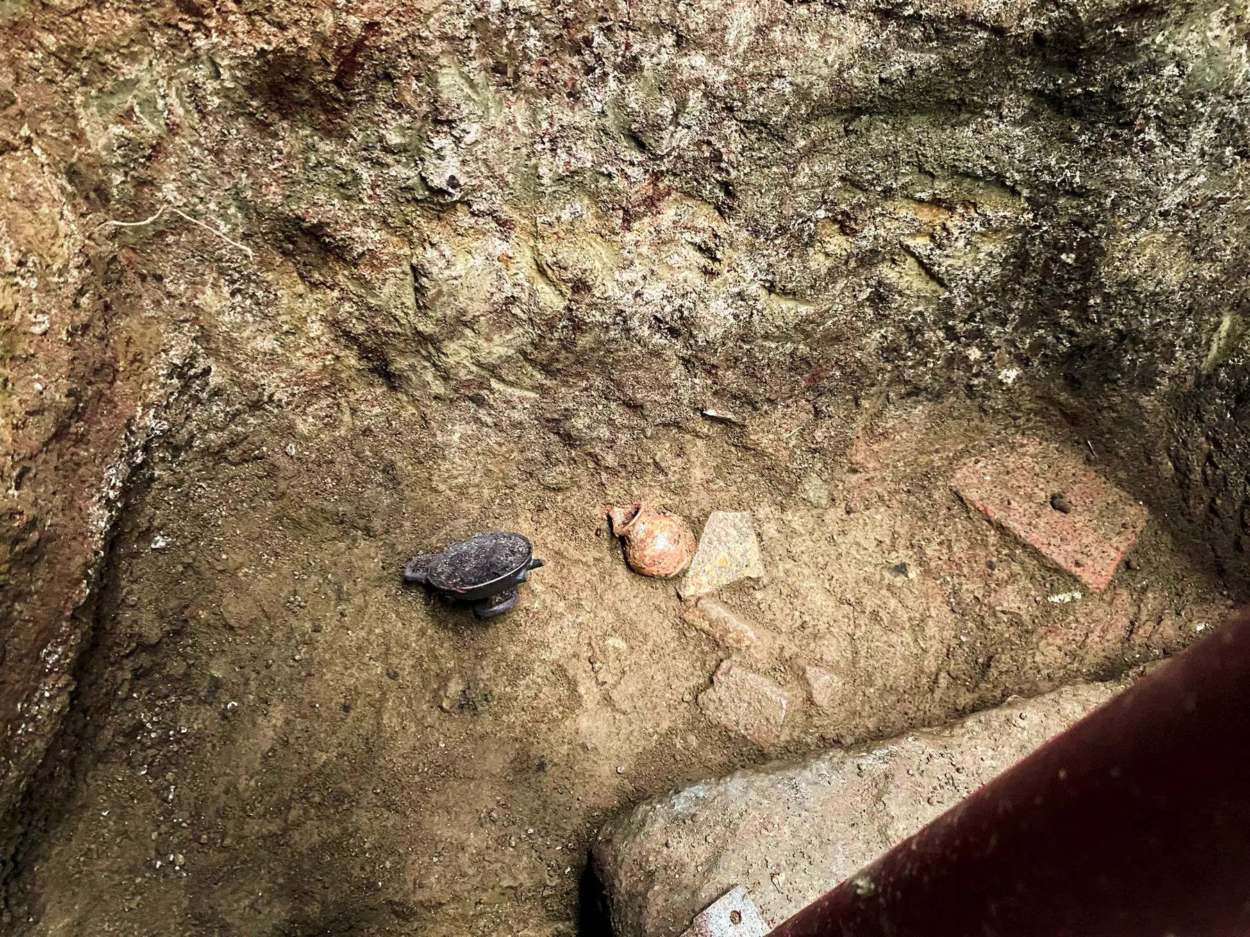 Τύμβος Α και αγγεία. Φωτογραφία: Special Superintendence of Rome