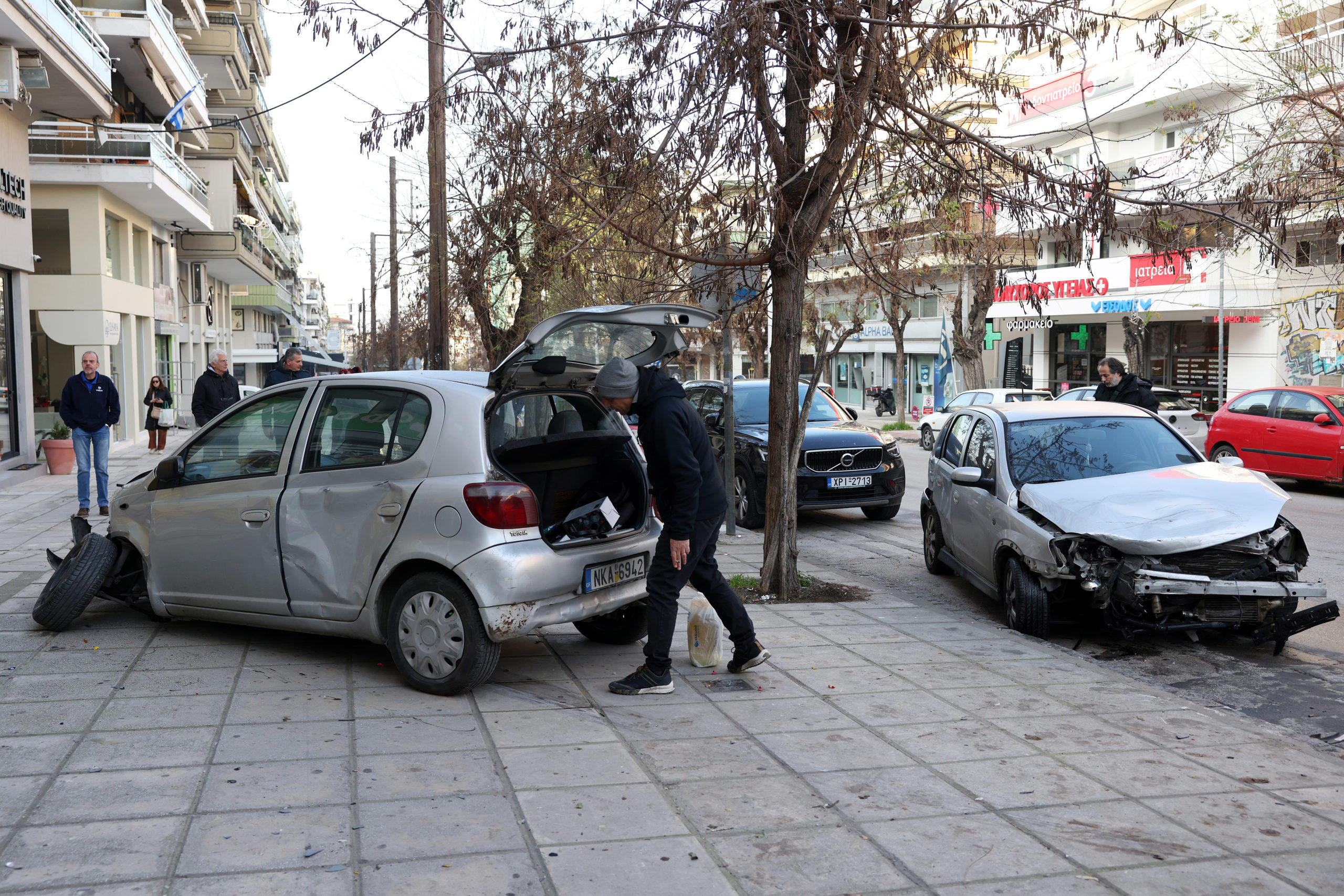 Θεσσαλονίκη: Οδηγός έπεσε πάνω σε…15 σταθμευμένα αυτοκίνητα και κατέληξε σε τζαμαρία  – Δείτε βίντεο