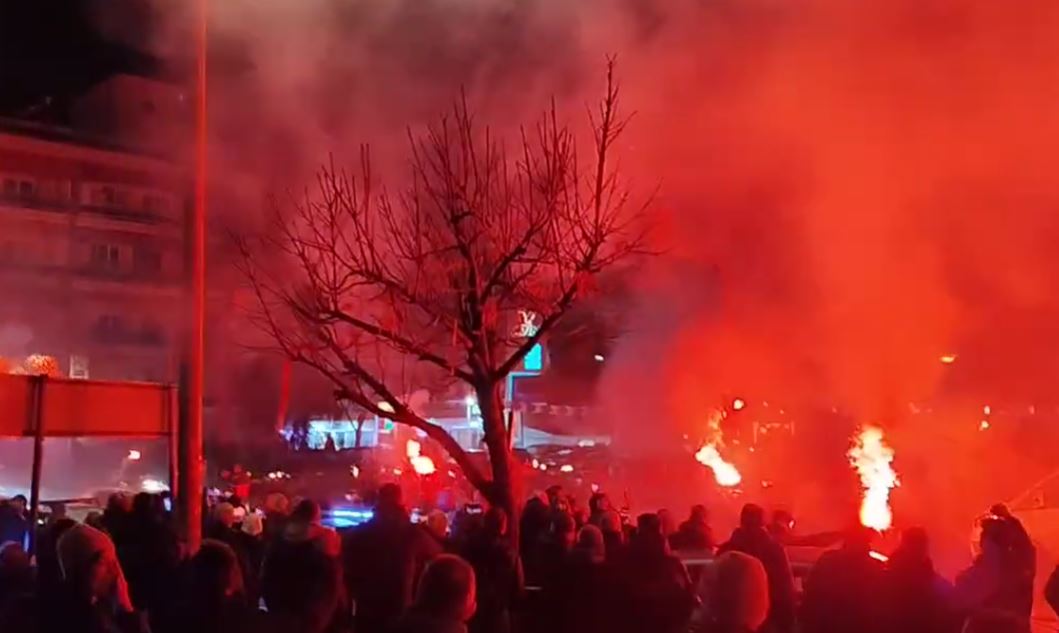 Στην Τούμπα συνοδεία μηχανοκίνητης πορείας οι σοροί των 7 οπαδών του ΠΑΟΚ – «Αδέλφια ζείτε, εσείς μας οδηγείτε»