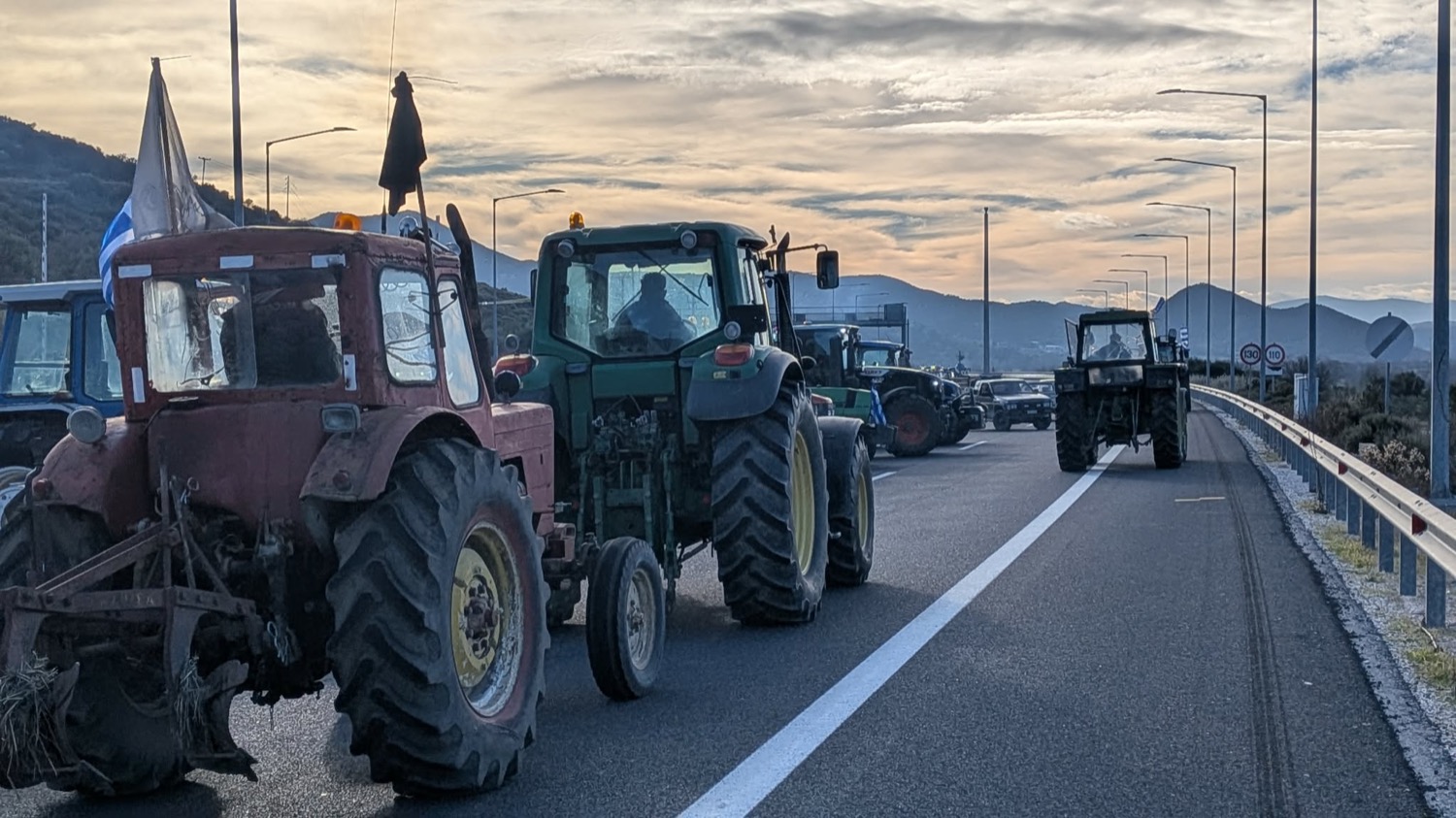 Αποχωρούν τα τρακτέρ από τα Τέμπη – Αύριο η πανελλαδική σύσκεψη των αγροτών στη Νίκαια – ΒΙΝΤΕΟ