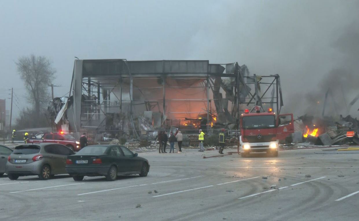 Τρίκαλα: Πληροφορίες για 4 νεκρές εργαζόμενες από τη φωτιά στο εργοστάσιο «Βιολάντα» – Μία αγνοούμενη