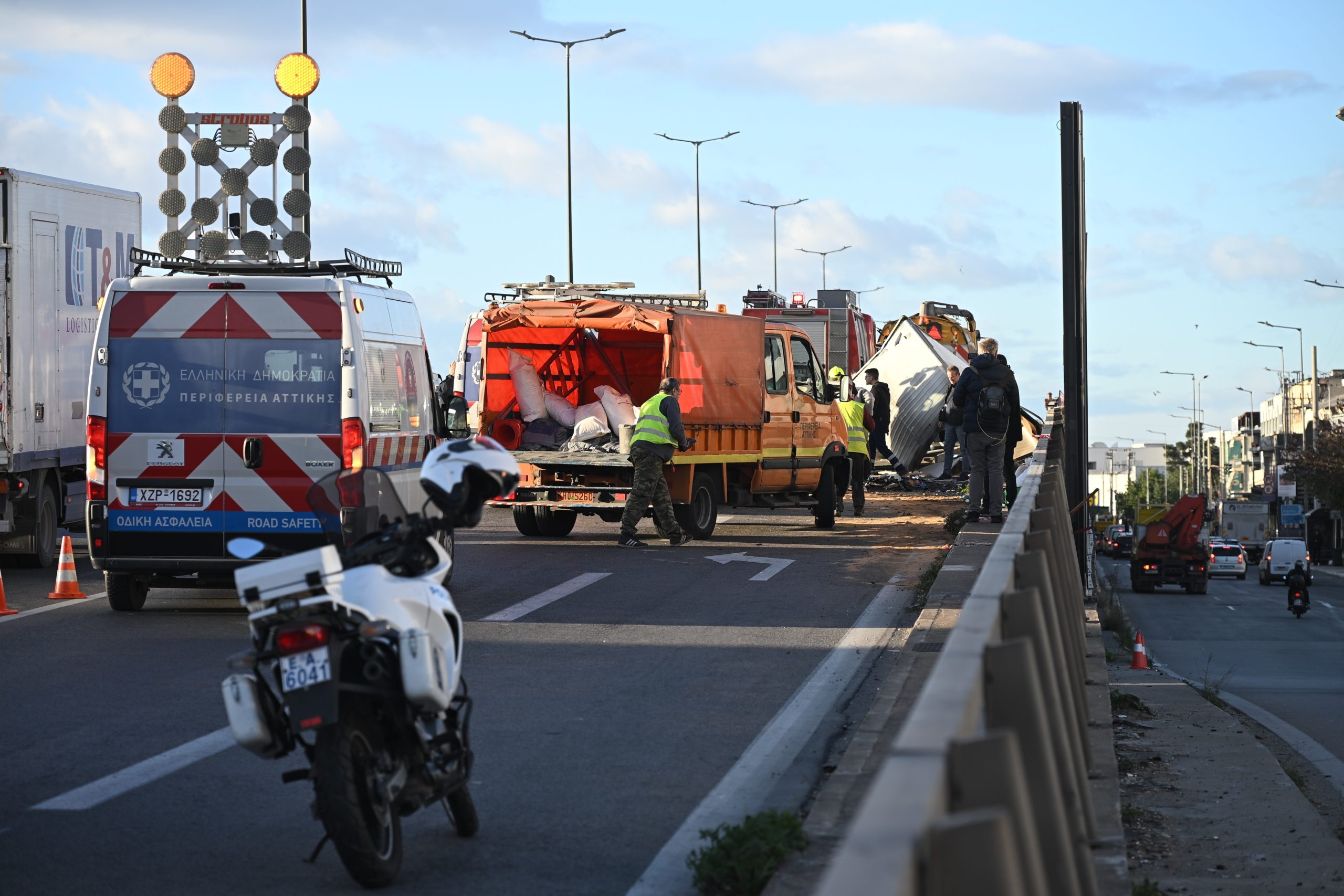Σύγκρουση φορτηγών στον Κηφισό