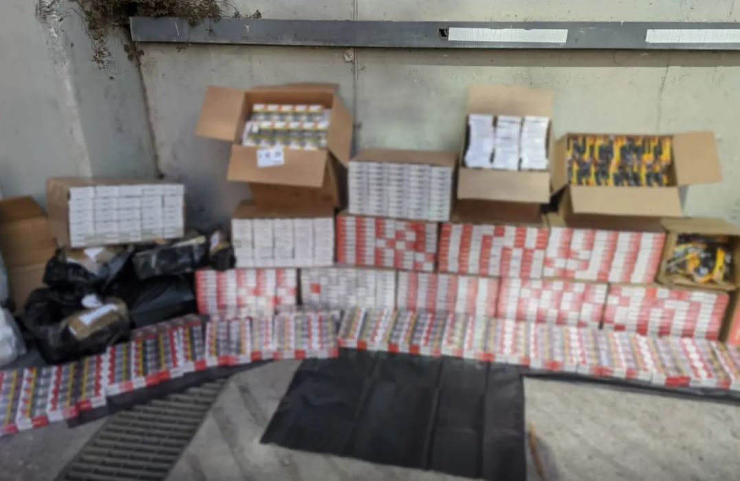 Εξαρθρώθηκαν δύο κυκλώματα που διακινούσαν λαθραία τσιγάρα – Ελεύθεροι οι 14 συλληφθέντες