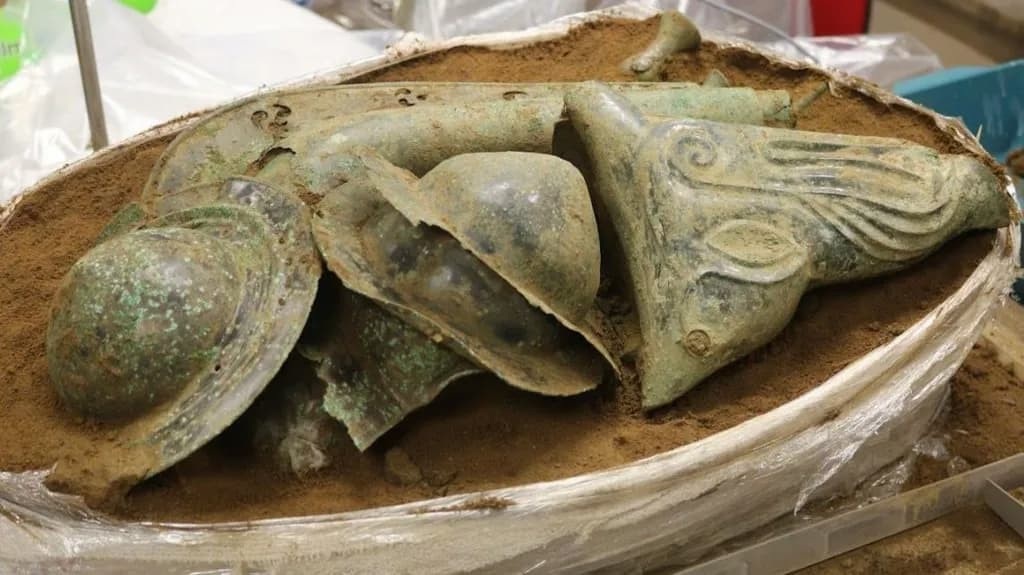 Ο θησαυρός περιλάμβανε ομφαλούς ασπίδων, ενώ η κεφαλή του αγριόχοιρου διακρίνεται στα δεξιά και ο κάρνυξ βρίσκεται πίσω από αυτήν. Φωτογραφία: Υπηρεσία Μουσείων του Νόρφολκ