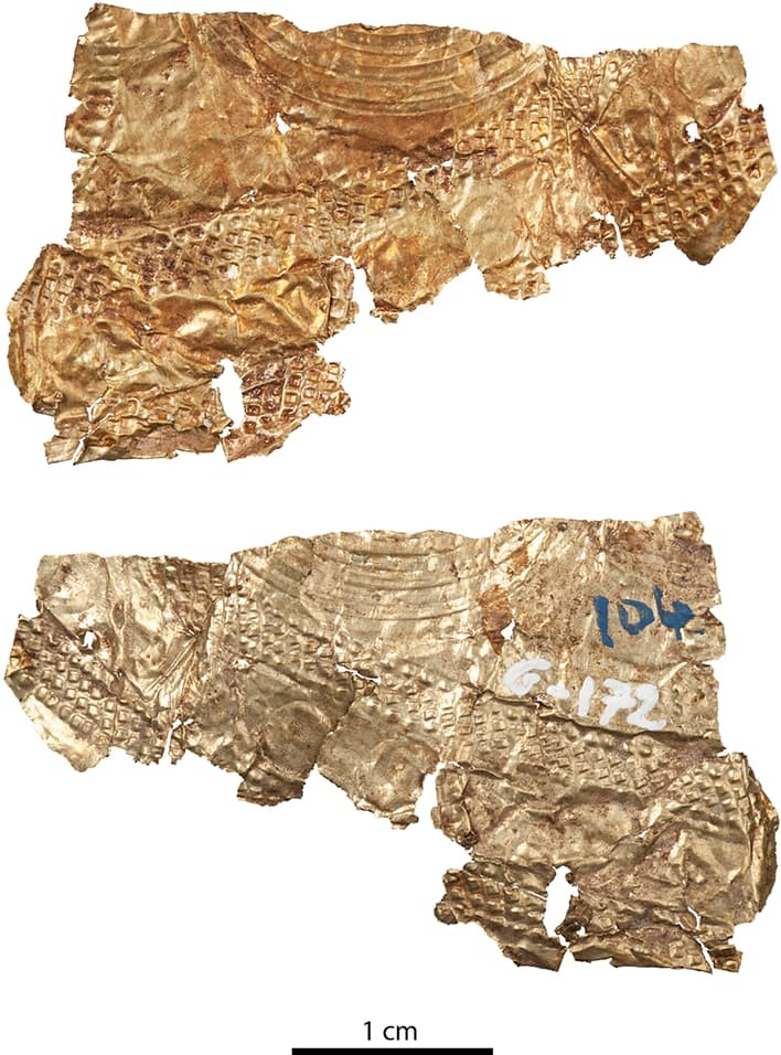 Το κόσμημα από τα Μαζαρακάτα, πρόσθια και οπίσθια όψη. Φωτογραφία: Laténium, πάρκο και μουσείο αρχαιολογίας, Hauterive (Neuchâtel) Ελβετία. 