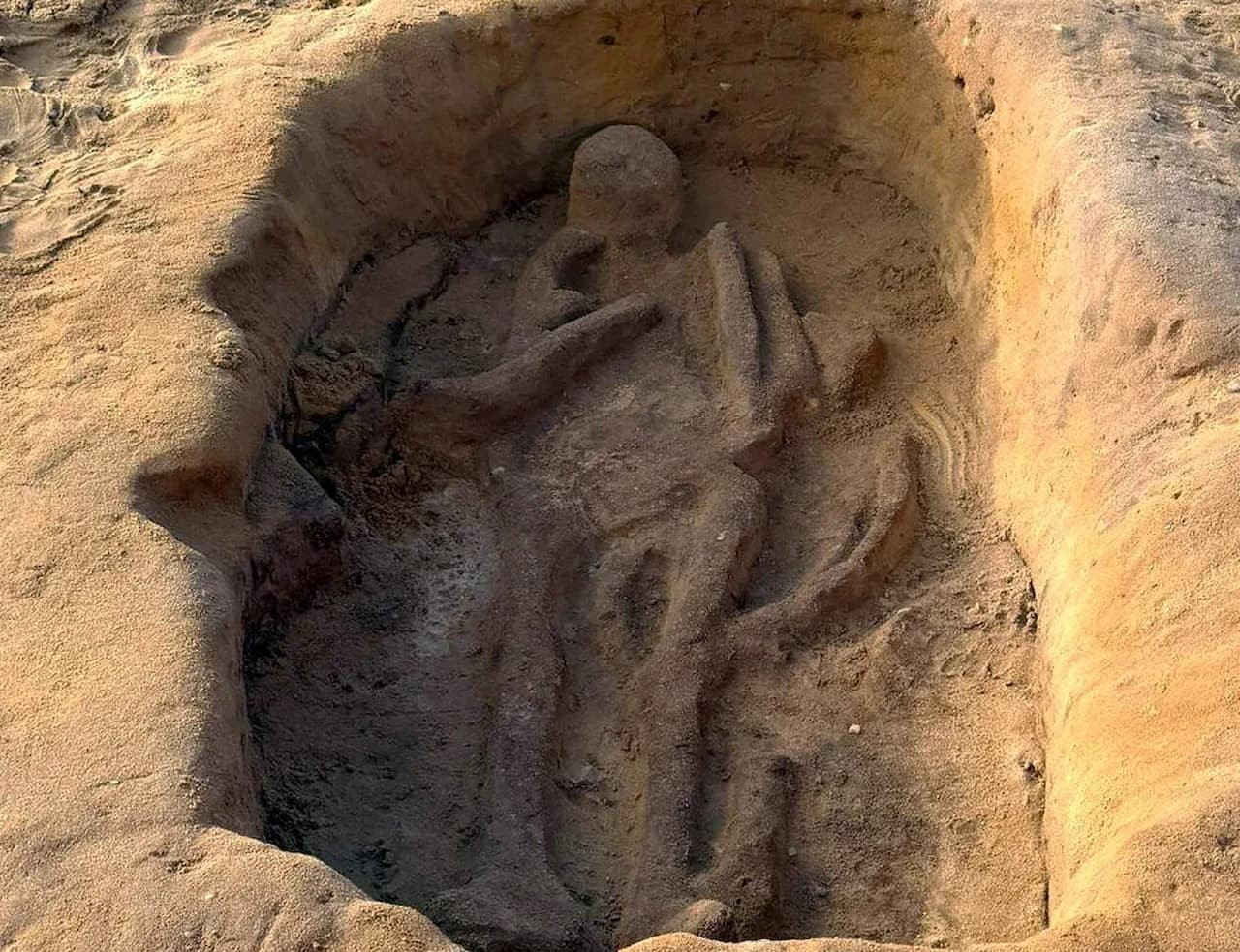 Η άμμος διατήρησε τα αποτυπώματα του ενήλικα και του παιδιού που θάφτηκαν μαζί με ένα άλογο. Φωτογραφία: Oxford Cotswold Archaeology