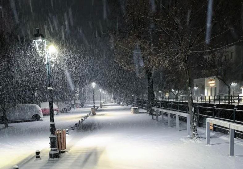 Κακοκαιρία: Στα λευκά «ντύθηκαν» πολλές περιοχές της χώρας – Πάνω από 30 πόντους το χιόνι στο Μουζάκι – Δείτε φωτογραφίες και βίντεο