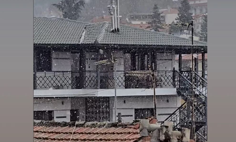 Ξεκίνησε να χιονίζει στα ορεινά της Θεσσαλονίκης – Δείτε βίντεο