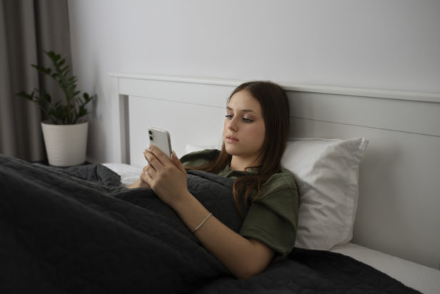 Ύπνος: Είναι ασφαλές να κοιμάστε με το smartphone δίπλα στο κεφάλι σας; Γιατρός καταρρίπτει έναν κοινό μύθο και εξηγεί τις πραγματικές επιπτώσεις