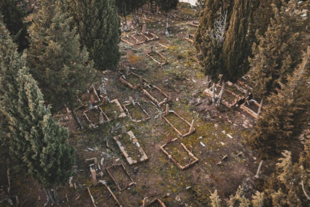 Λήψη από drone δείχνει μέρος της περιοχής του νεκροταφείου όπου συνεχίζονται οι εργασίες αποκατάστασης στα Δαρδανέλλια της Τουρκίας, 7 Ιανουαρίου 2026. Φωτογραφία: AA