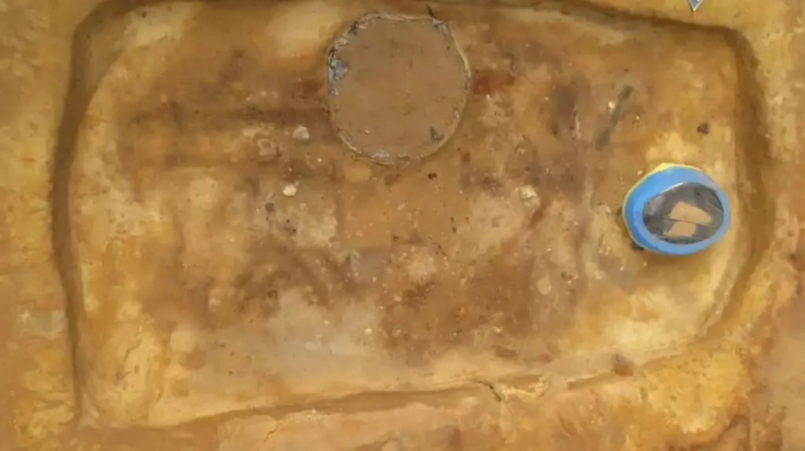 Ο αρχαιολόγος Λεν Μίντλετον (Len Middleton) δηλώνει ότι η "πριγκιπική" ταφή (παραπάνω) ανήκε στην "ίδια παράδοση της ελίτ που συναντάται στο Σάτον Χου (Sutton Hoo), στο Σνέιπ (Snape) και στο Πρίτλγουελ (Prittlewell). Φωτογραφία: BBC