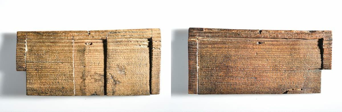 Atuatuca Tungrorum/Tongeren. Η καλύτερα διατηρημένη ξύλινη πινακίδα (αρ. καταλόγου 1) φέρει δύο επιγραφές, στην πρόσθια και στην οπίσθια όψη. Έχουν διασωθεί μόνο αποσπάσματα και των δύο φάσεων του κειμένου, στο βαθμό που η μύτη της σιδερένιας γραφίδας διαπέρασε το στρώμα του κεριού και εισχώρησε στο ξύλο. Το παλαιότερο κείμενο αναφέρει τους ραβδούχους (lictores - προσωπικούς φρουρούς και αξιωματούχους). Το νεότερο κείμενο αναφέρεται σε μια νομική πράξη, πιθανότατα την αφαίρεση συγκεκριμένων σφραγίδων. Πηγή: Gallo-Romeins Museum Tongeren-Borgloon 