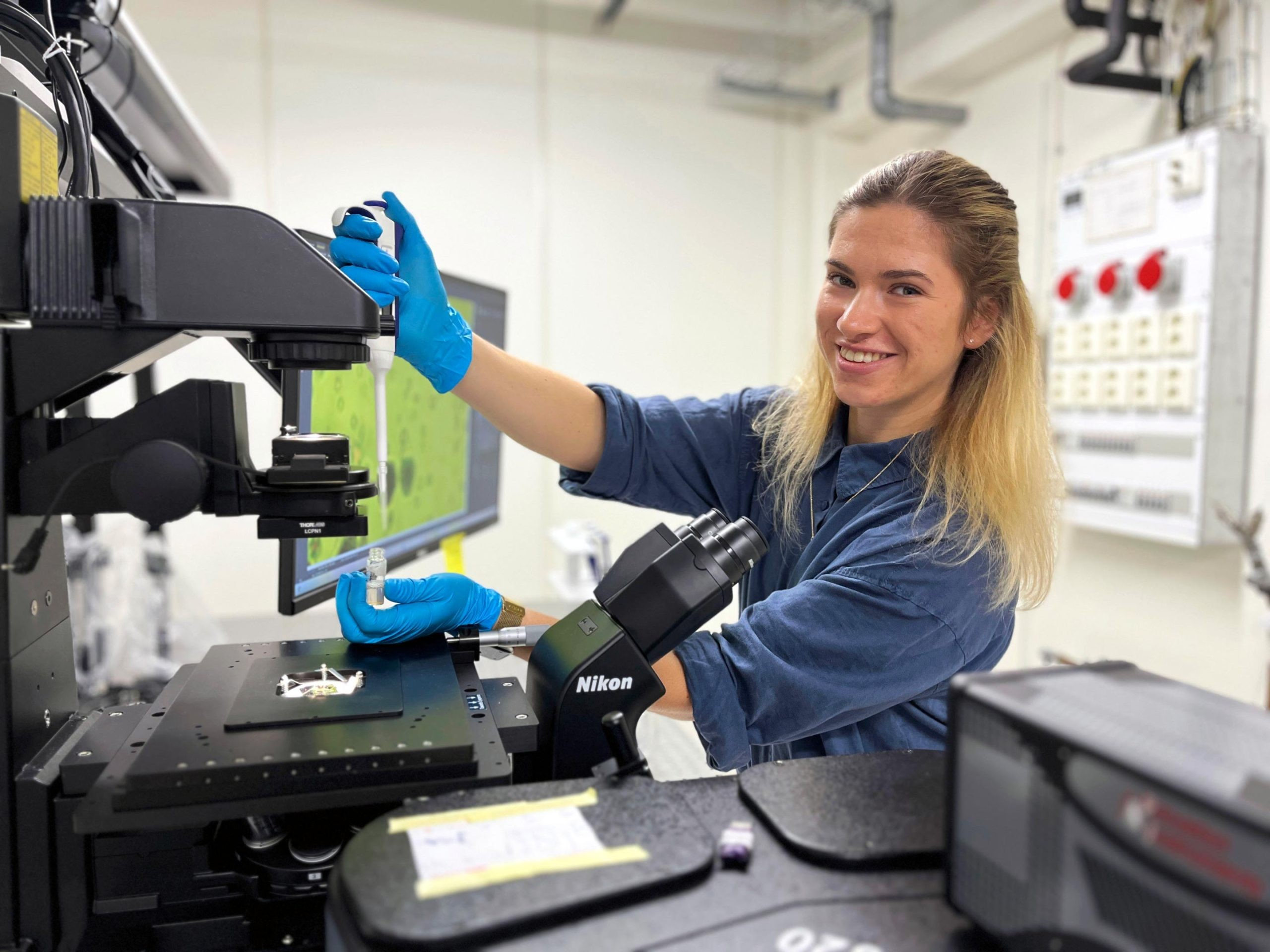 Στο εργαστήριο του Chalmers, η διδακτορική φοιτήτρια Michaela Hošková δείχνει ένα γυάλινο δοχείο γεμάτο με εκατομμύρια νιφάδες χρυσού μεγέθους μικρομέτρου μέσα σε ένα αλατούχο διάλυμα. Χρησιμοποιώντας μια πιπέτα, παίρνει μια σταγόνα του διαλύματος και την τοποθετεί πάνω σε μια γυάλινη πλάκα με επίστρωση χρυσού σε ένα οπτικό μικροσκόπιο. Αυτό που συμβαίνει είναι ότι οι νιφάδες χρυσού στο αλμυρό διάλυμα έλκονται αμέσως από το υπόστρωμα, αλλά αφήνουν οπτικά κενά μεγέθους νανομέτρου ανάμεσα σε αυτές και τη χρυσή πλατφόρμα. Οι κοιλότητες που δημιουργούνται στο υγρό λειτουργούν ως συντονιστές στους οποίους το φως ανακλάται εμπρός και πίσω, εμφανίζοντας χρώματα. Όταν η λάμπα αλογόνου του μικροσκοπίου φωτίζει την πλατφόρμα και ένα φασματόμετρο διαχωρίζει τα μήκη κύματος, τα διαφορετικά χρώματα του φωτός μπορούν να αναγνωριστούν. Στην οθόνη, η οποία είναι συνδεδεμένη με τον εργαστηριακό εξοπλισμό, είναι πλέον εφικτό να δει κανείς πολλές νιφάδες να κινούνται και να αλλάζουν χρώματα, όπως το κόκκινο και το πράσινο, πάνω στο χρυσοκίτρινο φόντο. Τα χρώματα αποκαλύπτουν τις δυνάμεις που ασκούνται.Πηγή: Πανεπιστήμιο Τεχνολογίας Chalmers | Mia Halleröd Palmgren 