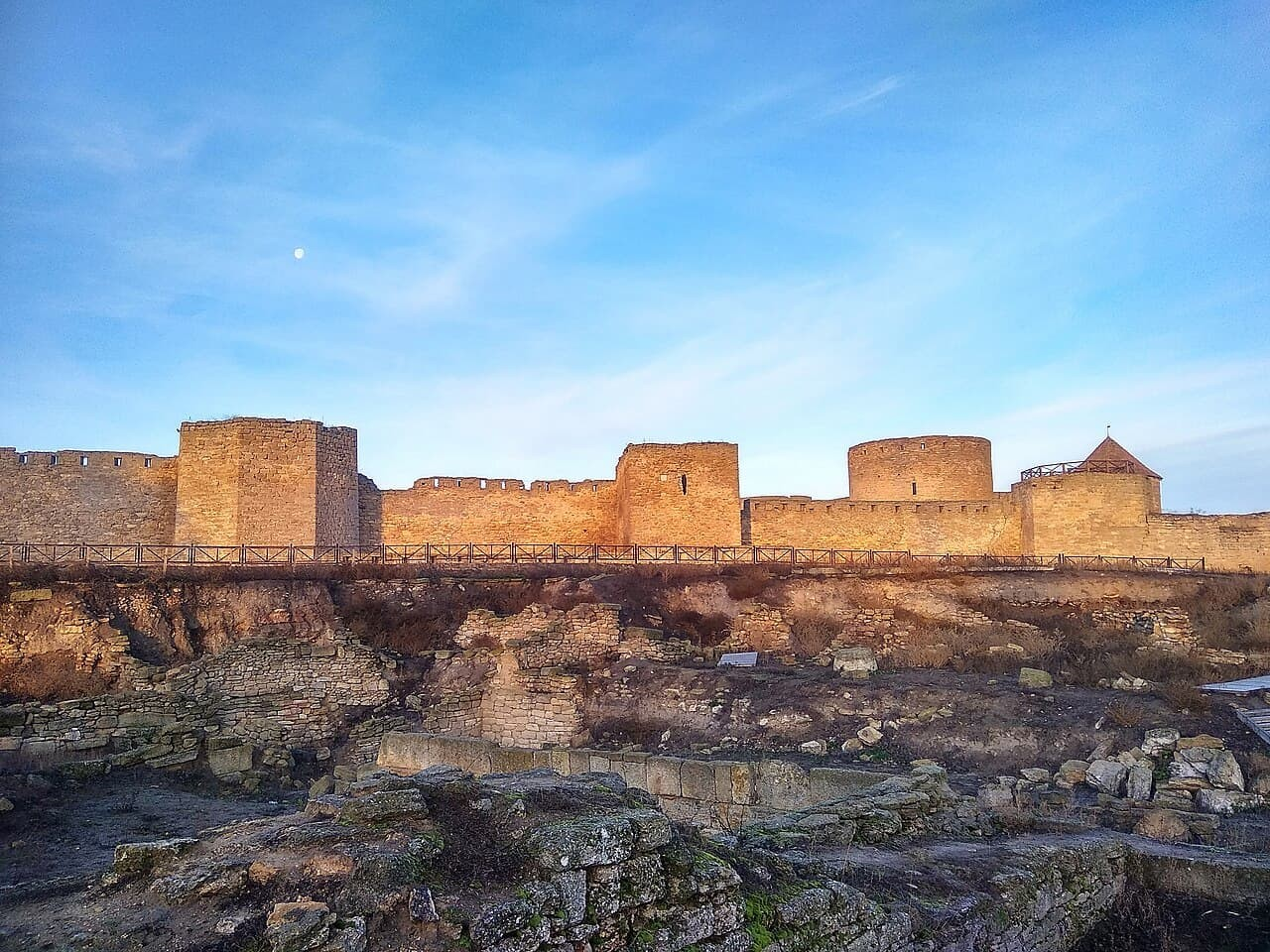 Ερείπια της αρχαίας ελληνικής και ρωμαϊκής πόλης της Τύρας μπροστά από τα μεσαιωνικά τείχη. Πηγή: Качуровська / Wikimedia Commons