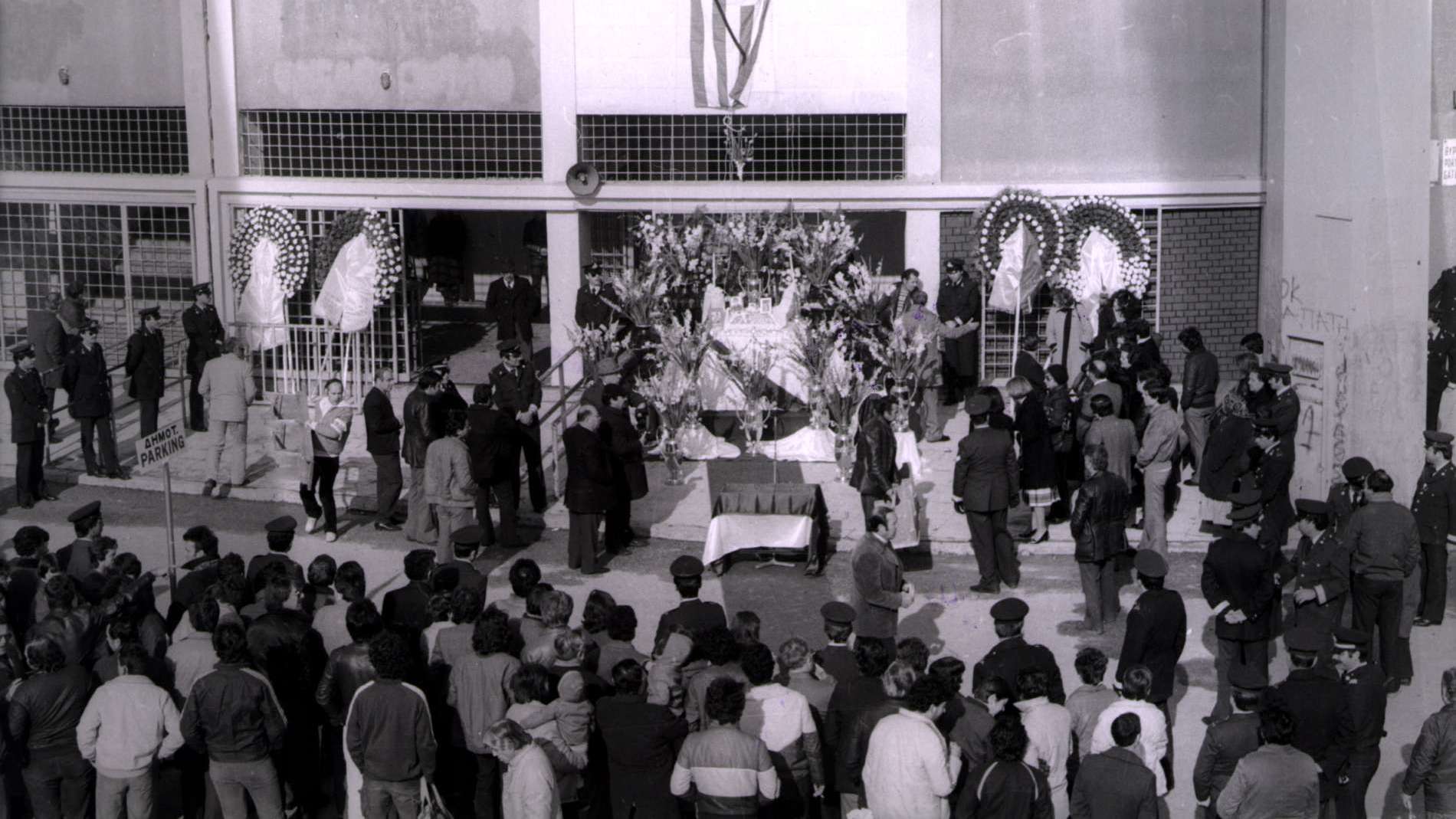 Η τραγωδία της Θύρας 7: Η στιγμή που «πάγωσε» ο χρόνος – Πώς ο θρίαμβος βάφτηκε με αίμα σε λίγα λεπτά