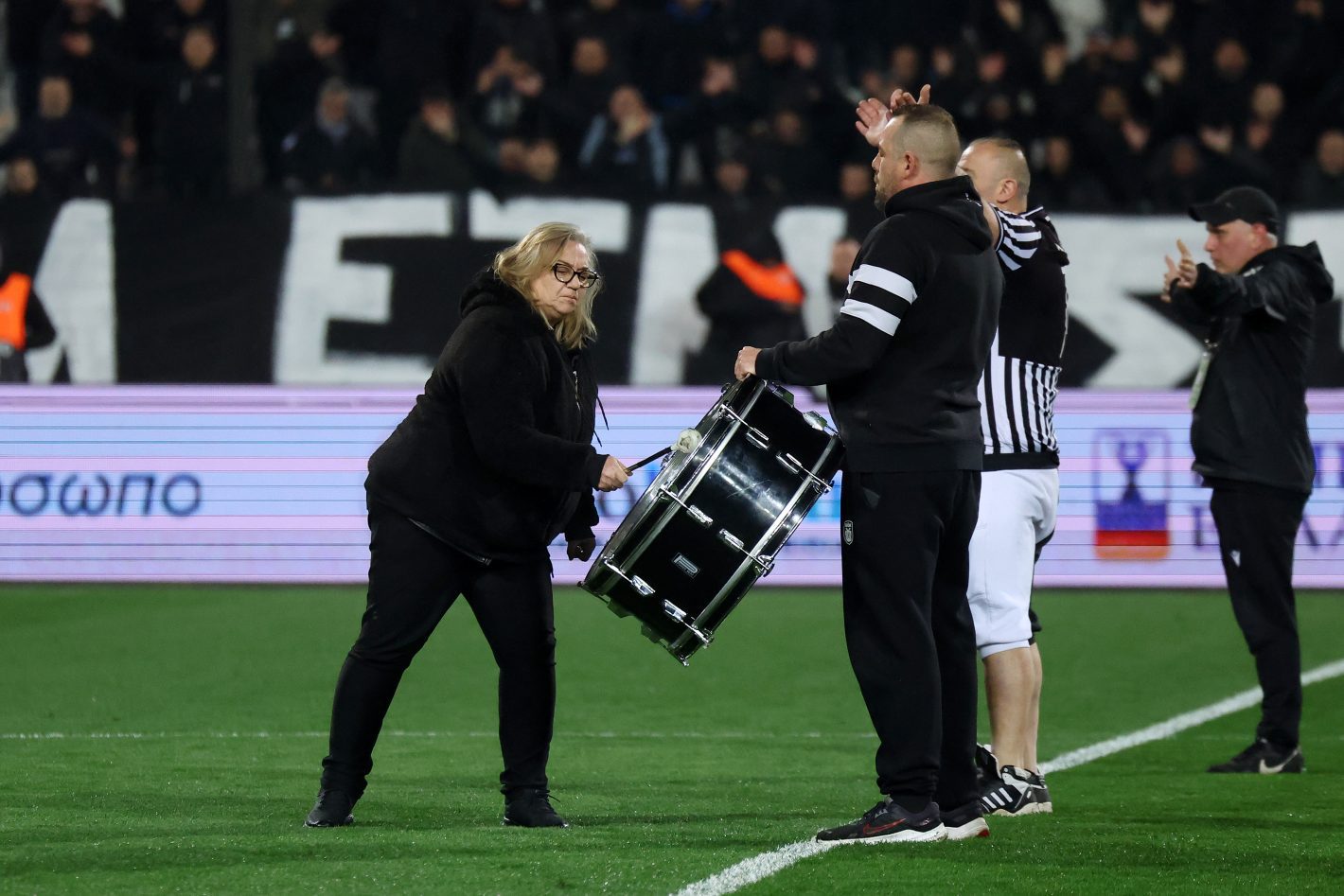 Ανατριχιαστικές στιγμές στην Τούμπα: Χτύπησε το τύμπανο η μητέρα του Χρήστου που σκοτώθηκε στο τροχαίο στην Ρουμανία – Δείτε βίντεο