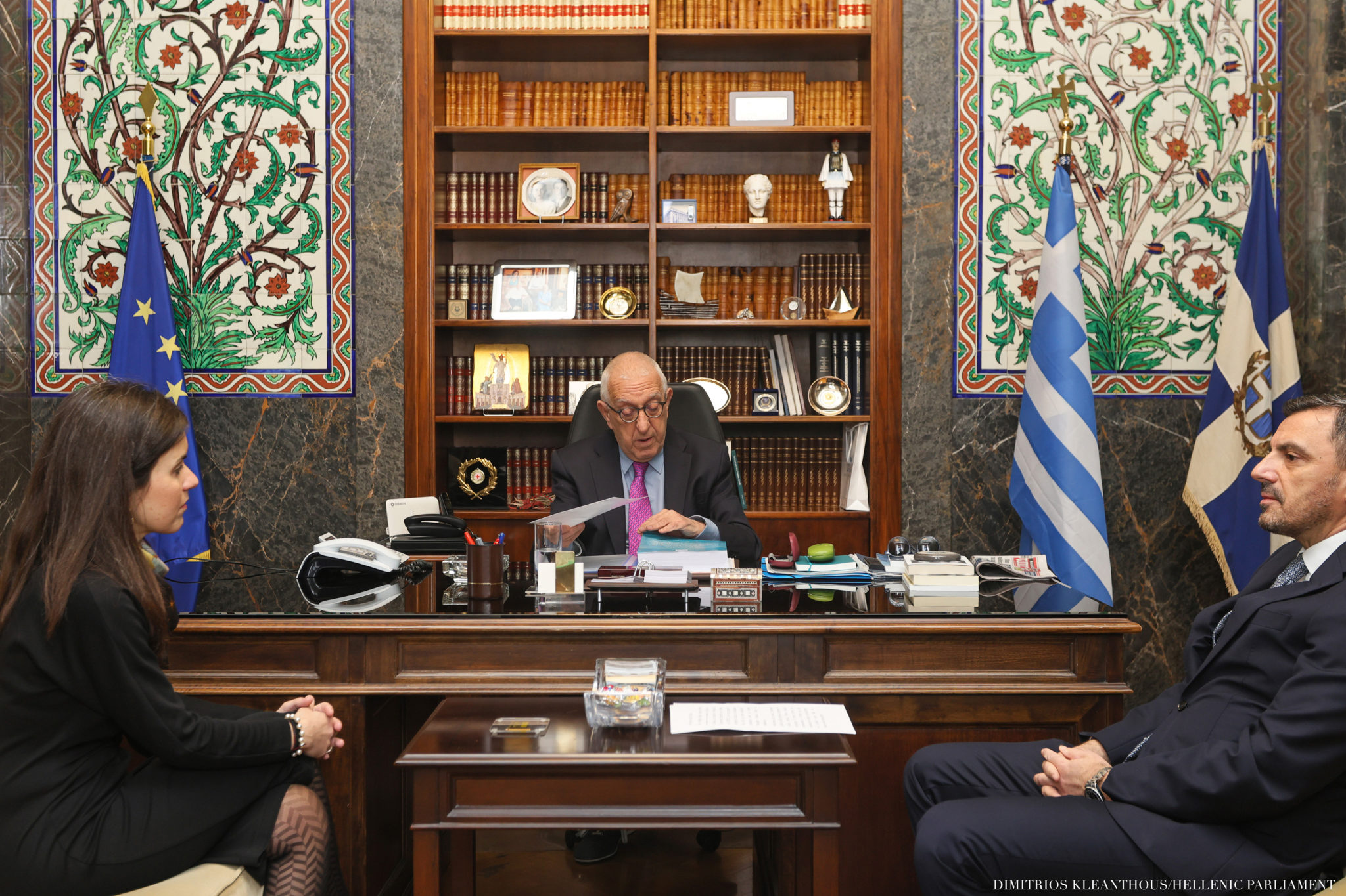 Βουλή: Παραδόθηκε στον Νικ. Κακλαμάνη το πόρισμα της Εξεταστικής για τον ΟΠΕΚΕΠΕ