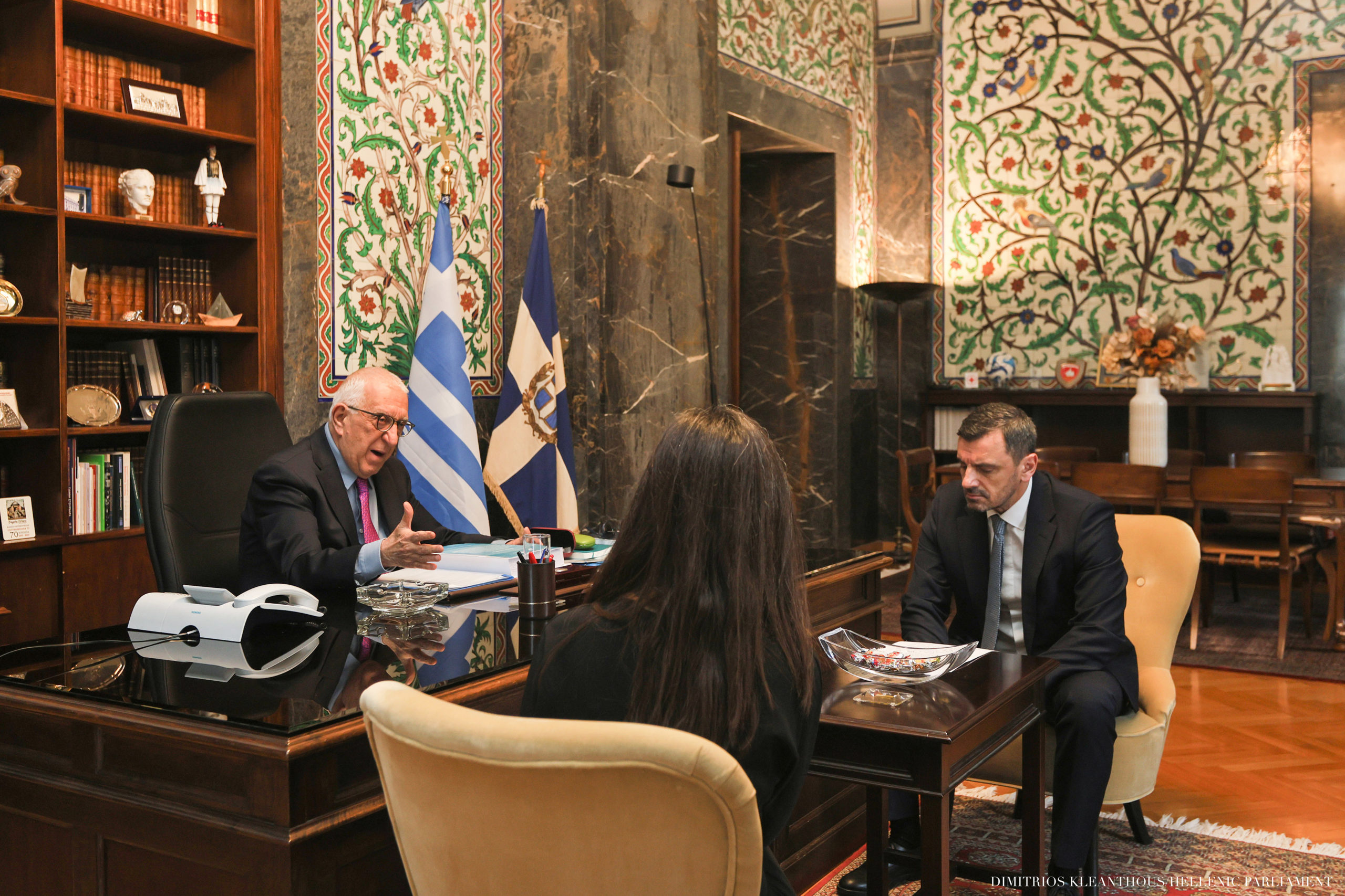 Βουλή: Παραδόθηκε στον Νικ. Κακλαμάνη το πόρισμα της Εξεταστικής για τον ΟΠΕΚΕΠΕ