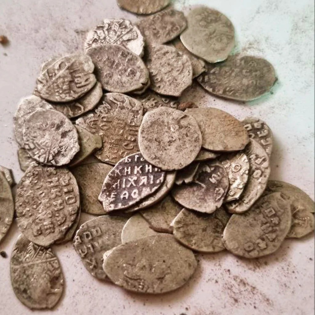 Μια συγκλονιστική αρχαιολογική ανακάλυψη στη Μόσχα αποκαλύπτει 20.000 ασημένια νομίσματα κρυμμένα μέσα στην ιστορική οικία του εμπόρου Αβέρκι Κιρίλοφ. Πηγή: Όλγα Λιουμπίμοβα μέσω Telegram