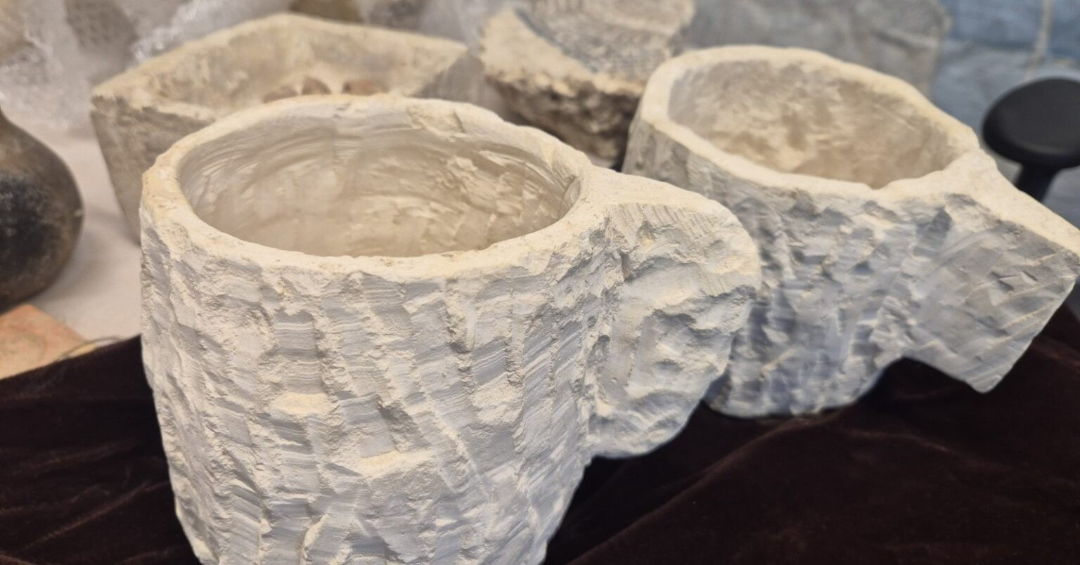 Προτιμώνταν έναντι των κεραμικών: Σύμφωνα με τον ραβινικό νόμο, τα λίθινα αγγεία δεν μπορούν να καταστούν τελετουργικά ακάθαρτα, γεγονός που τα καθιστούσε ιδανικά για την αποθήκευση τροφίμων κατά την περίοδο του Δεύτερου Ναού. Πηγή: Ισραηλινή Αρχή Αρχαιοτήτων 