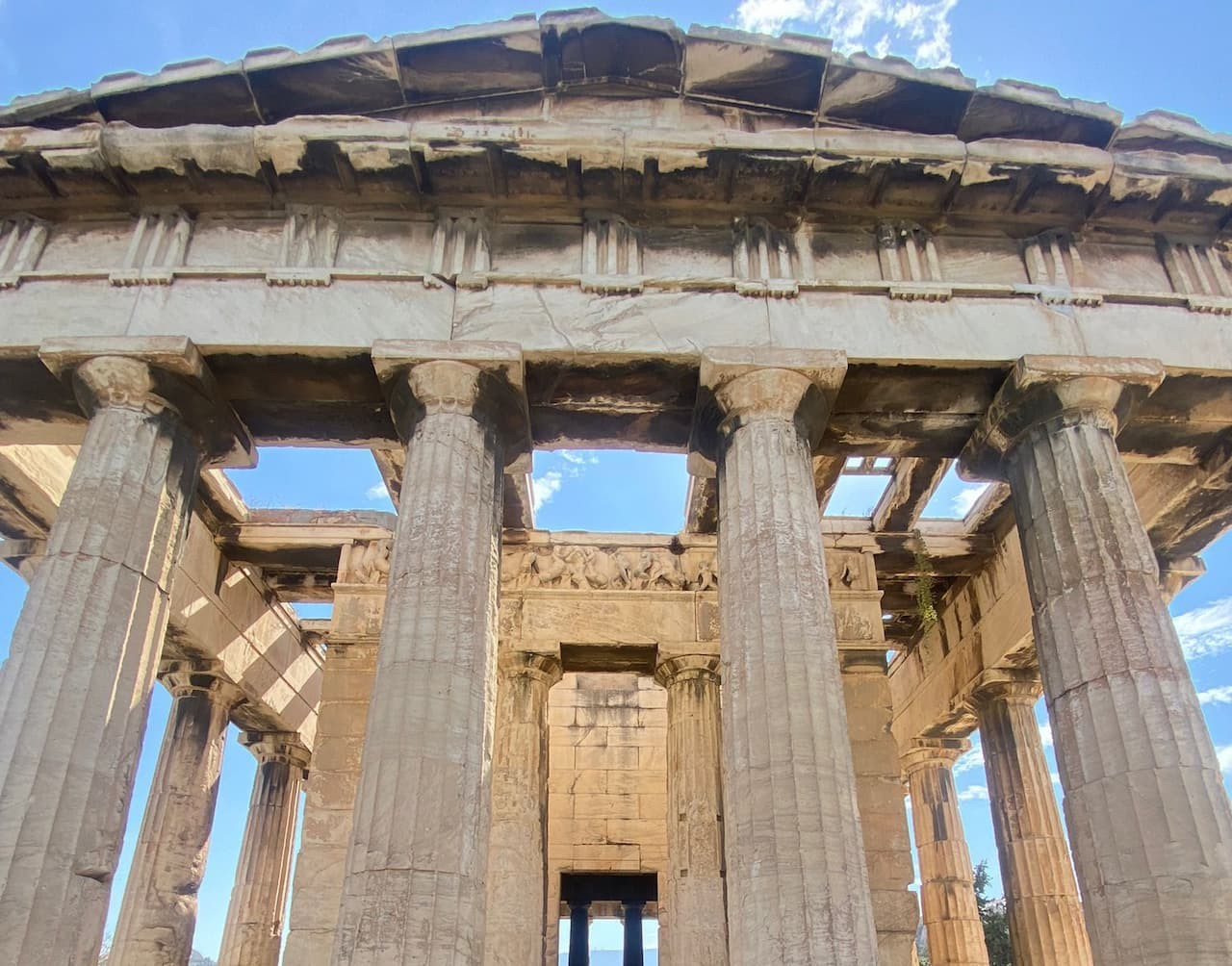 Διπλός θριγκός της δυτικής πλευράς του Ναού του Ηφαίστου, Αθήνα (5ος αιώνας π.Χ.). Πηγή: Guillermo Carvajal / labrujulaverde.com