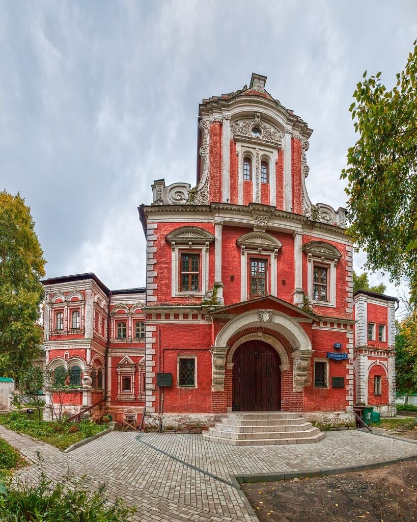 Μέγαρα Αβέρκι Κιρίλοφ: Πιστεύεται ότι στον χώρο αυτό υπήρχε μια ξύλινη κατοικία ήδη από τον 15ο–16ο αιώνα. Το 1656–1657, ο διάκονος της Δούμας, Αβέρκι Κιρίλοφ, ο οποίος έγινε ο μοναδικός ιδιοκτήτης του ακινήτου, την αντικατέστησε με ένα νέο διώροφο πέτρινο κτίριο, ενσωματώνοντας τα θεμέλια της παλιάς ξύλινης κατασκευής. Πηγή: Wikipedia Commons