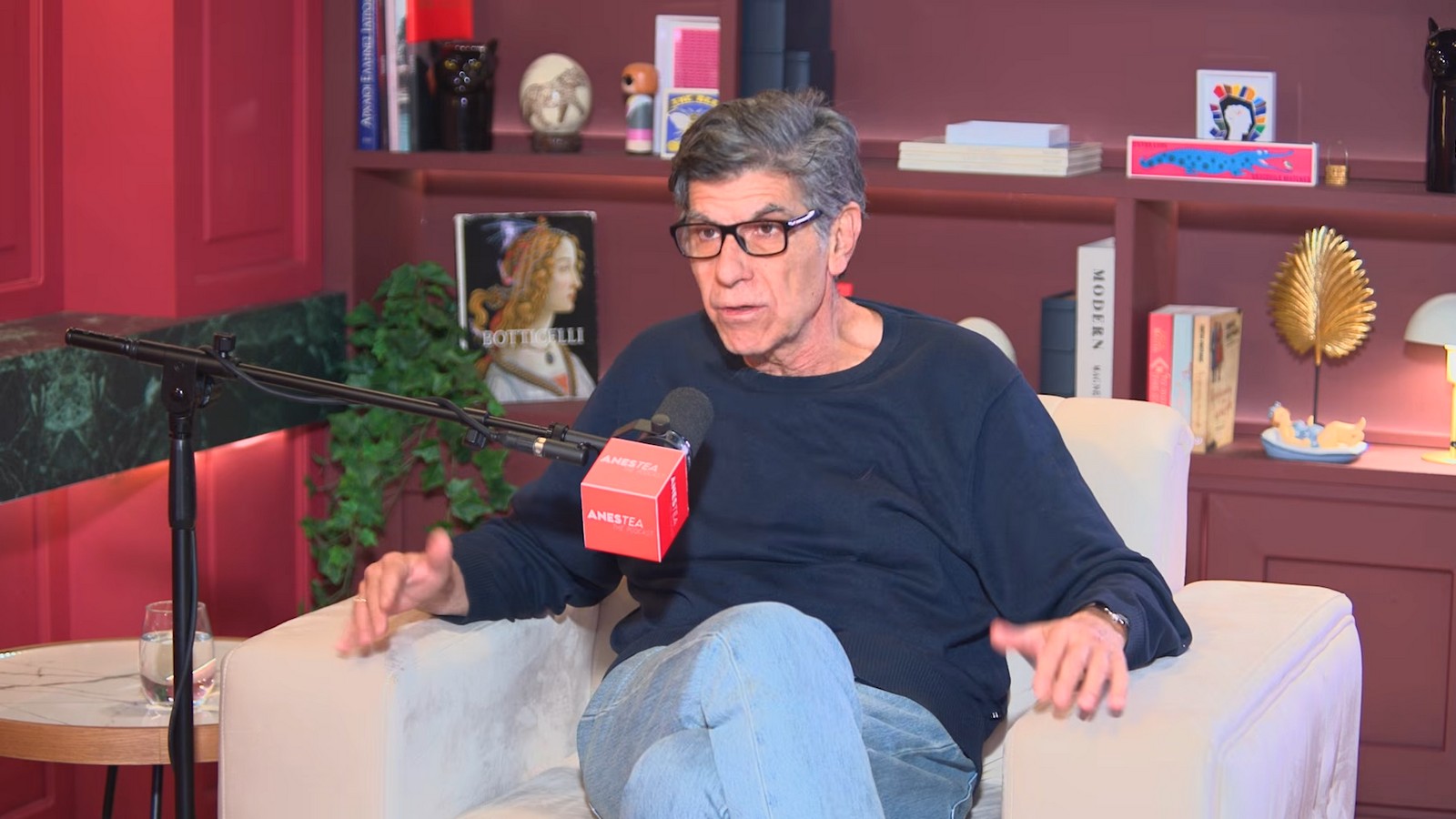 Γιάννης Μπέζος: «Η ελληνική τηλεόραση είναι ψευτοχαρούμενη, ανοίγεις το πρωί να δεις και όλοι είναι χαρούμενοι χωρίς λόγο»