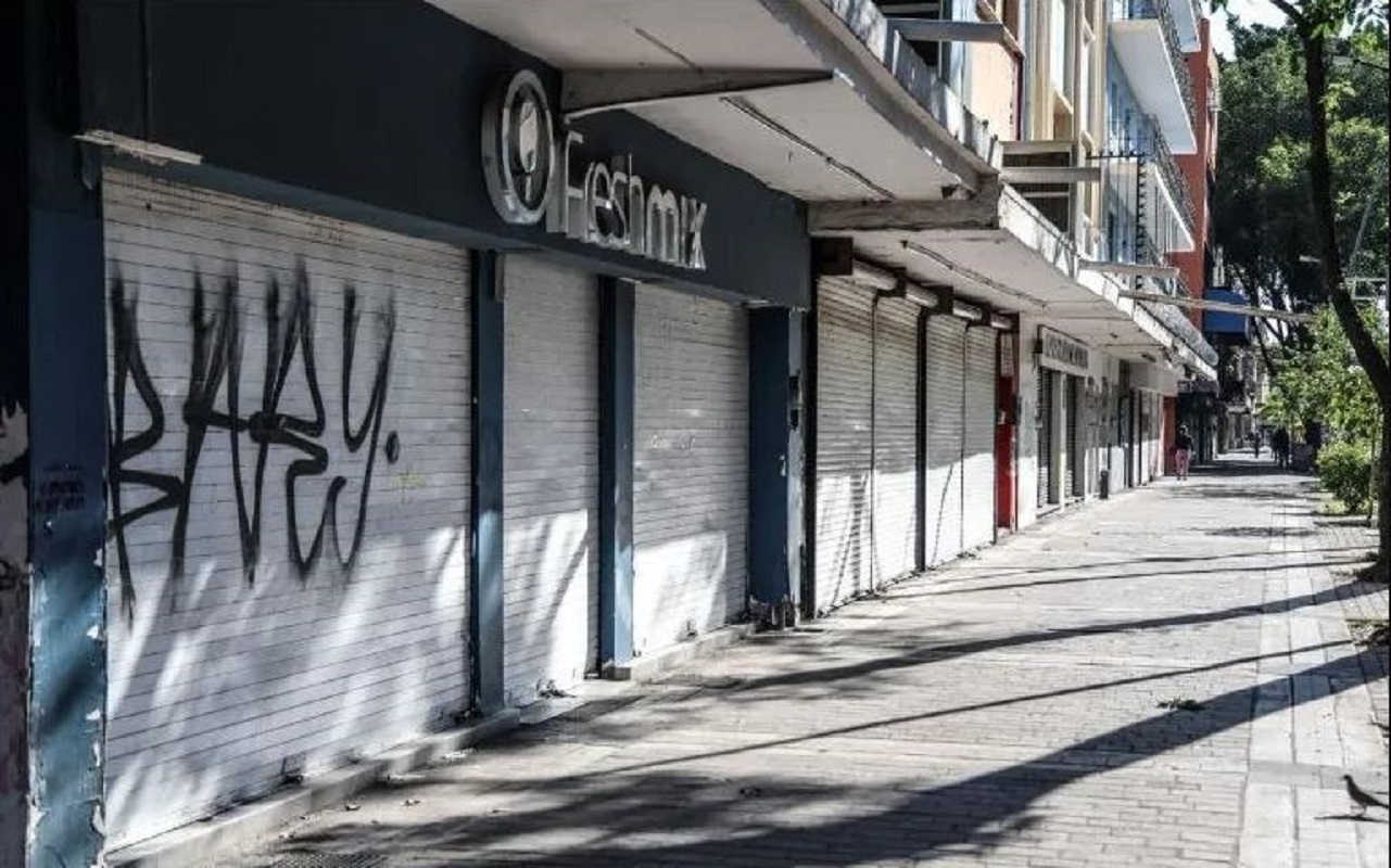 Ρολά που δεν σηκώθηκαν. Εμπορικά καταστήματα παραμένουν κλειστά στην περιοχή του Ιστορικού Κέντρου, αποτυπώνοντας την επιφυλακτικότητα που εξακολουθεί να επικρατεί.EL INFORMADOR / A. Navarro