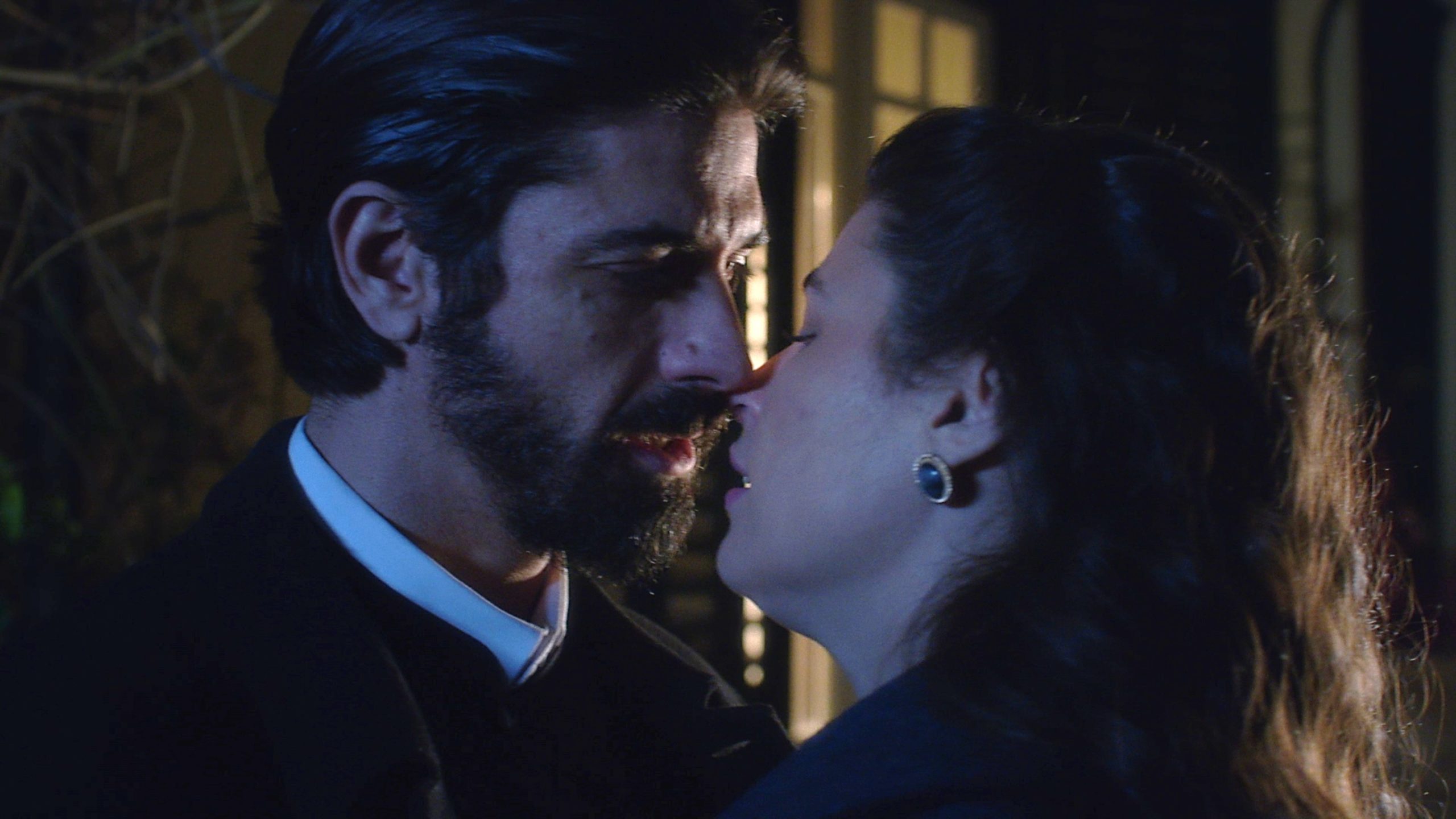 Άγιος έρωτας: Η Χλόη λαχταρά να είναι μαζί με τον πατέρα Νικόλαο