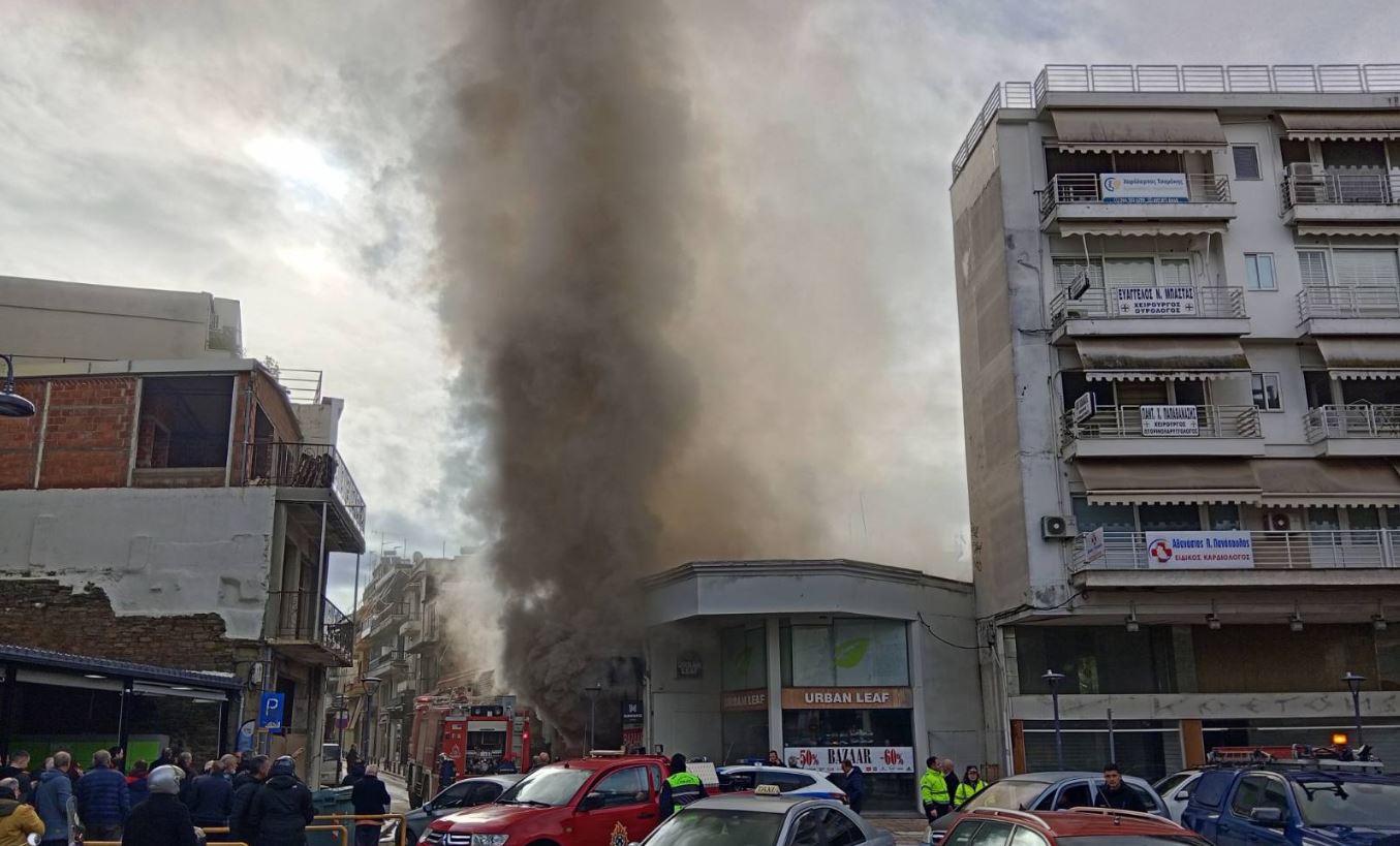 Φωτιά σε κατάστημα στο κέντρο του Αγρινίου – Η περιοχή έχει «πνιγεί» από πυκνούς καπνούς – Δείτε βίντεο 