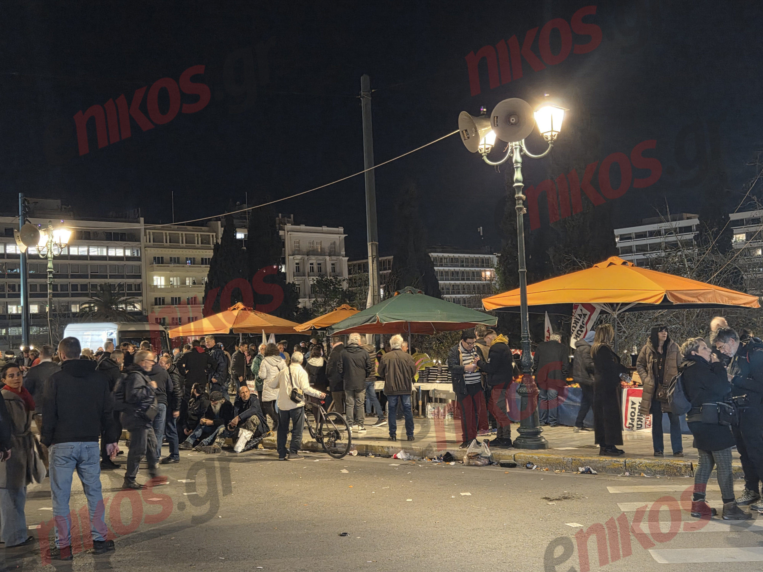 Αγρότες, τρακτέρ, Σύνταγμα, Προβατίνα, φρούτα και σαλάτες