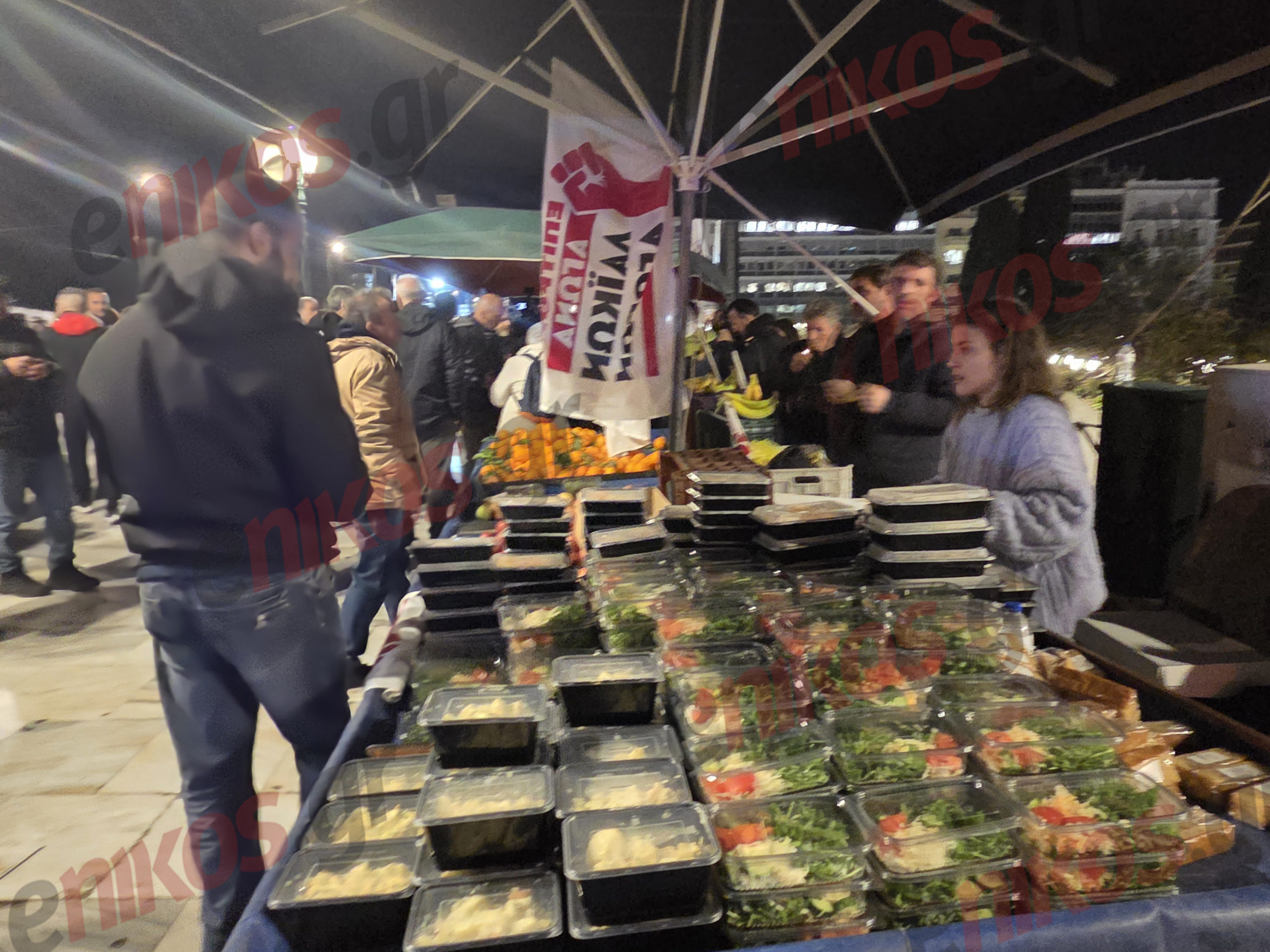 Αγρότες, τρακτέρ, Σύνταγμα, Προβατίνα, φρούτα και σαλάτες