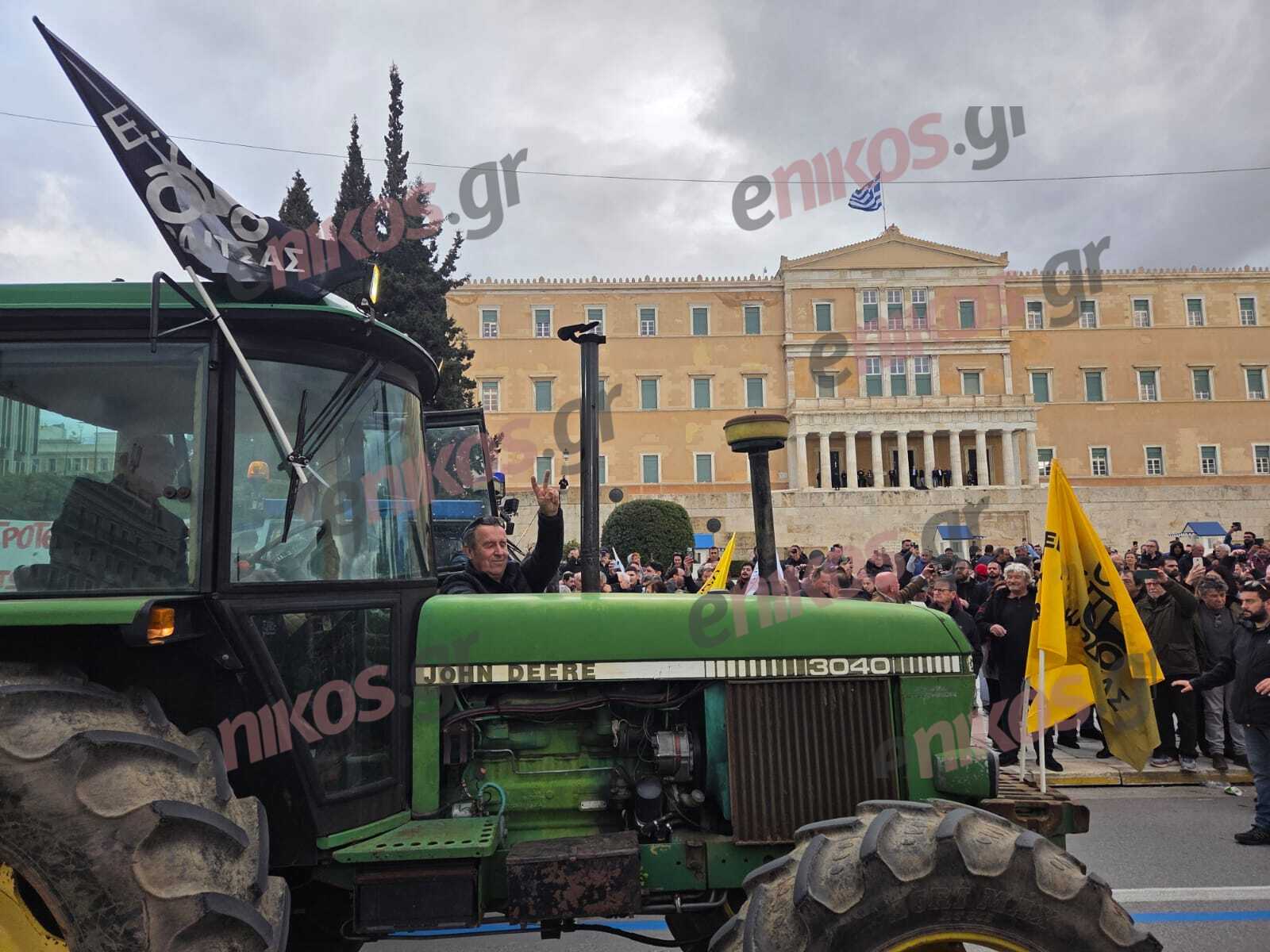 Αγρότες, τρακτέρ, Σύνταγμα