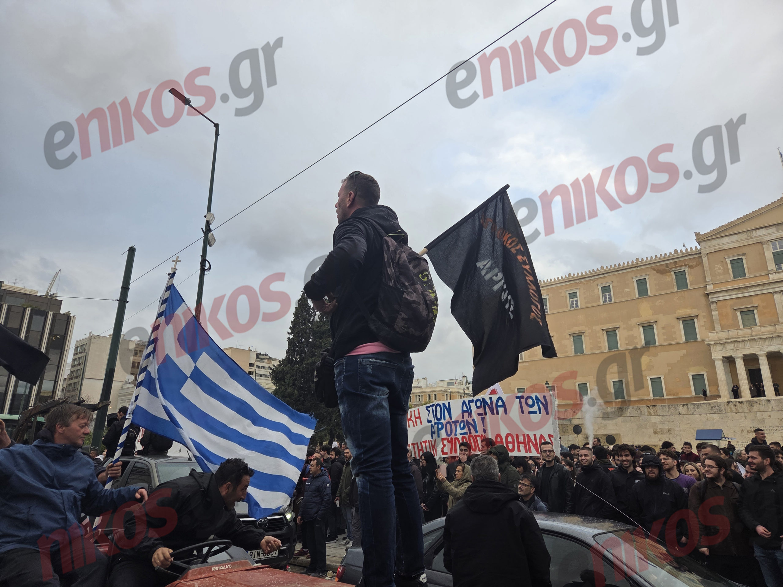 Αγρότες, τρακτέρ, Σύνταγμα