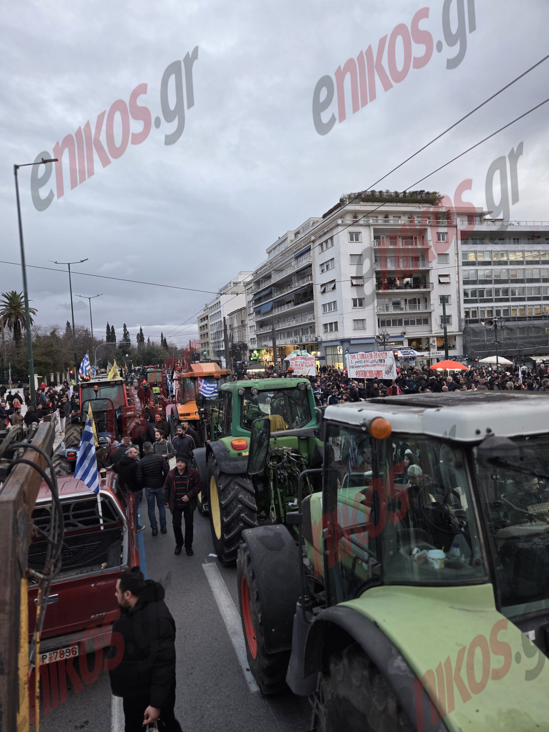 Αγρότες, τρακτέρ, Σύνταγμα