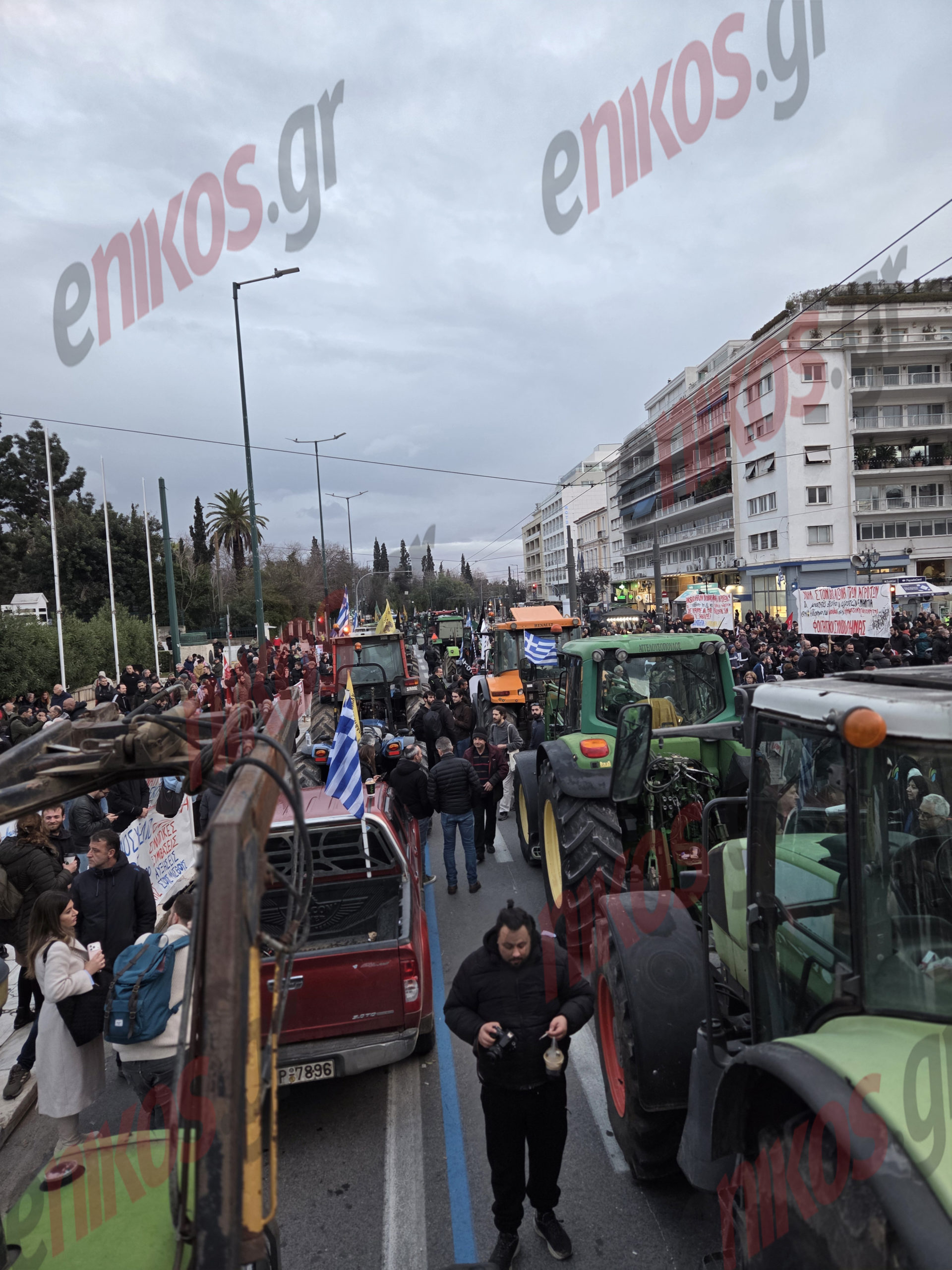 Αγρότες, τρακτέρ, Σύνταγμα