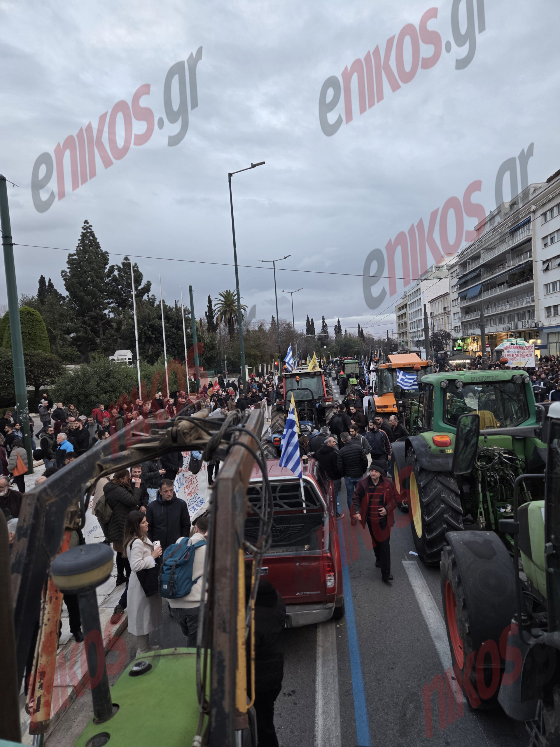 Αγρότες, τρακτέρ, Σύνταγμα