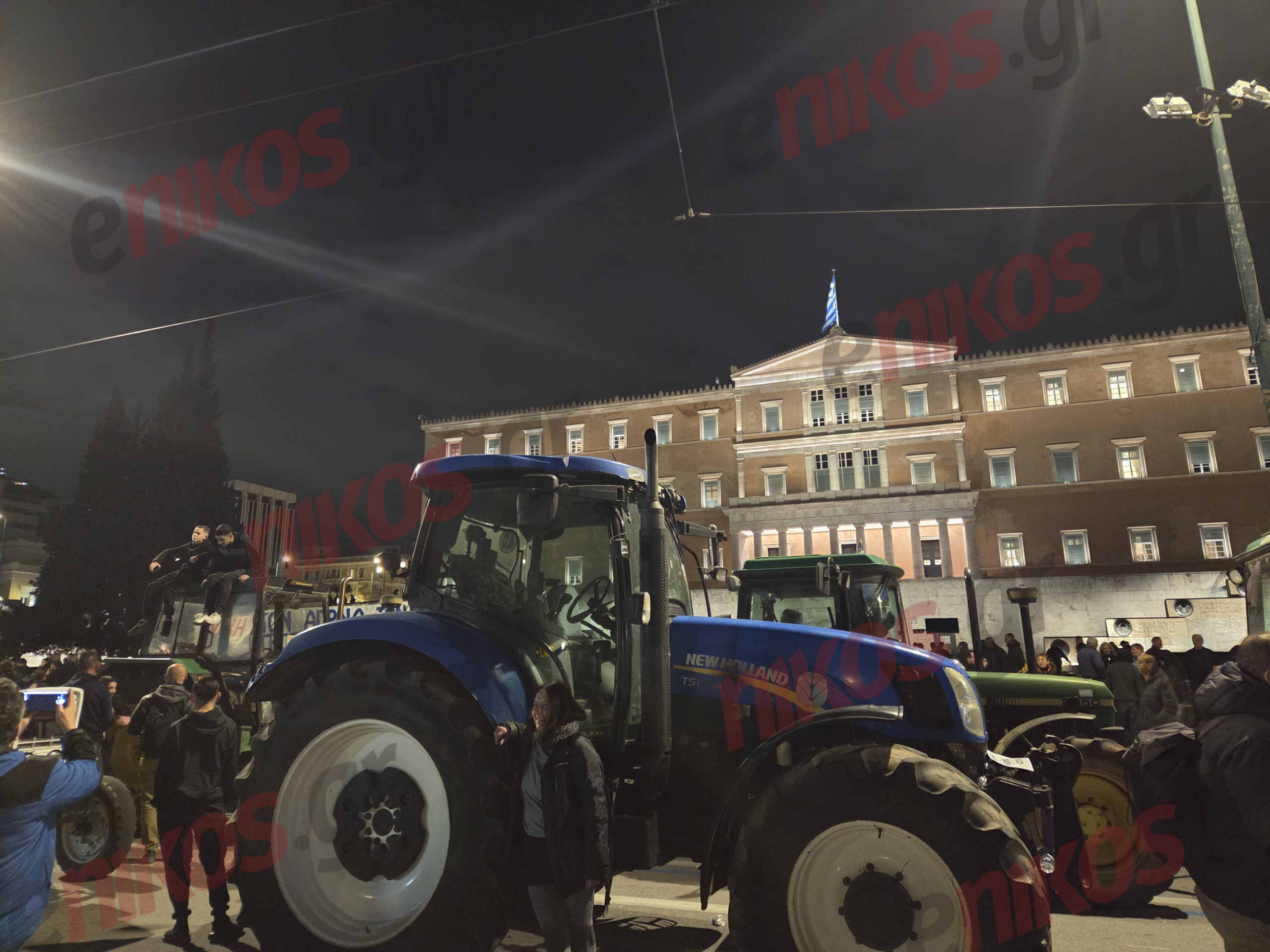 Αγρότες, τρακτέρ, Σύνταγμα