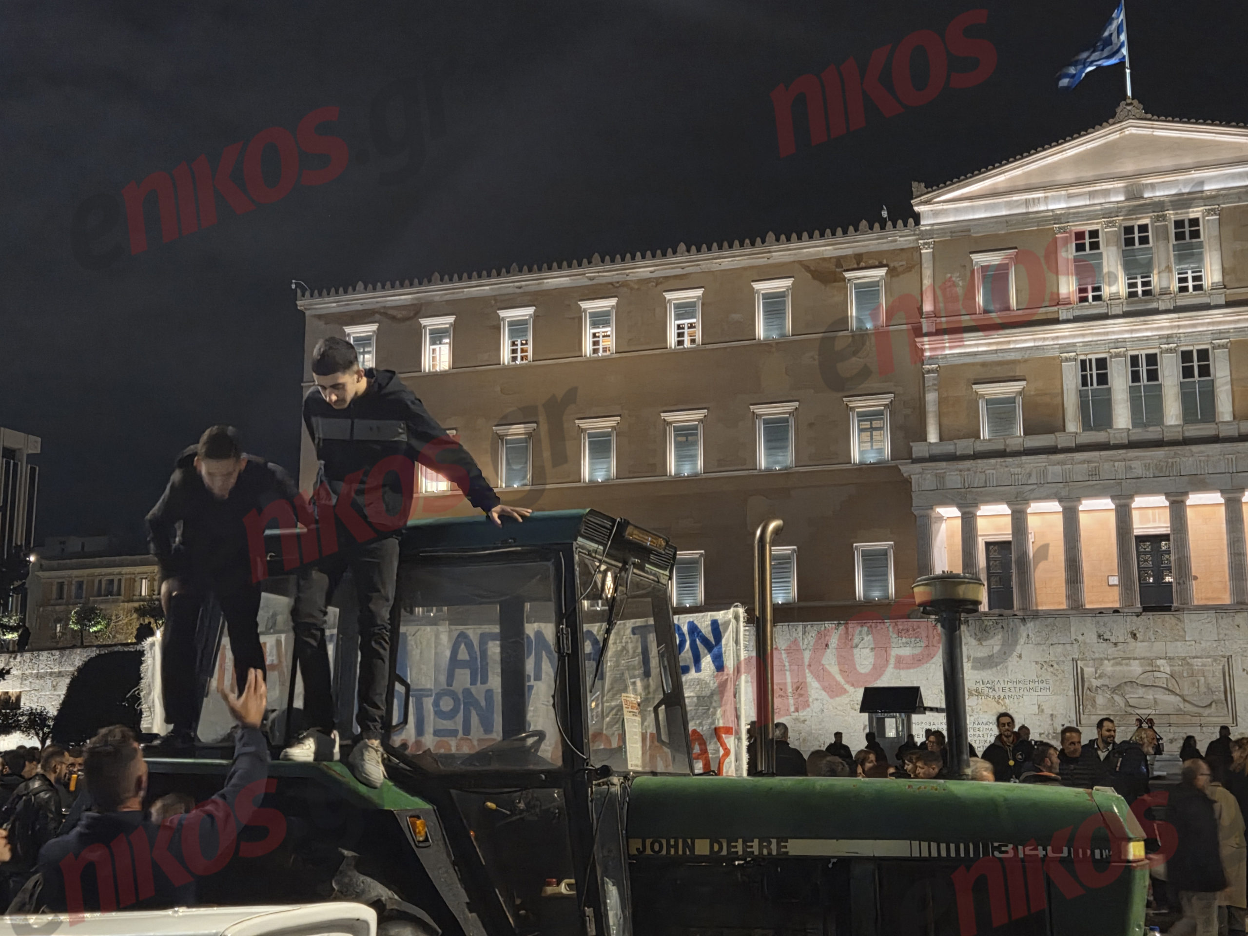 Αγρότες, τρακτέρ, Σύνταγμα