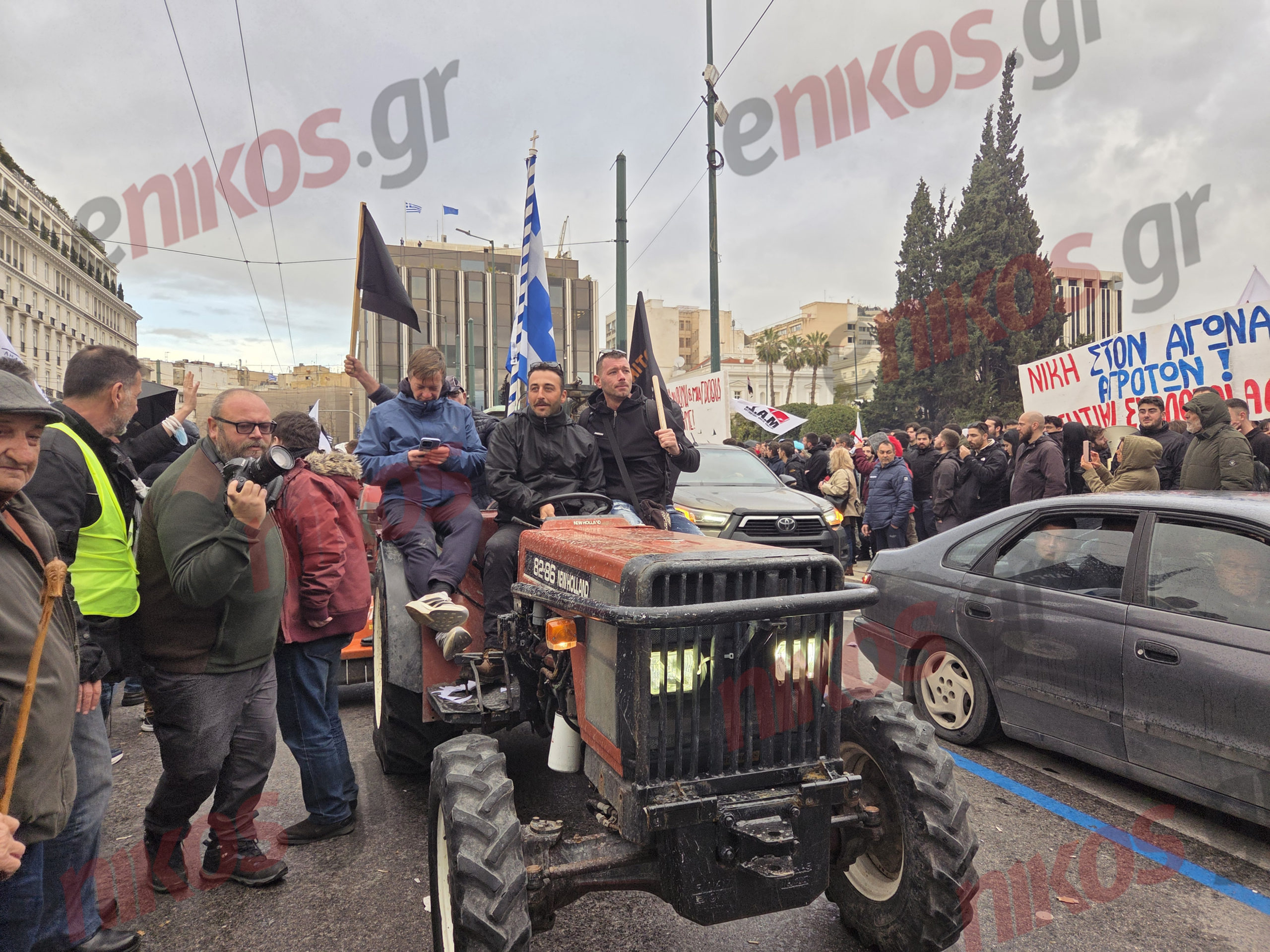 Αγρότες, τρακτέρ, Σύνταγμα