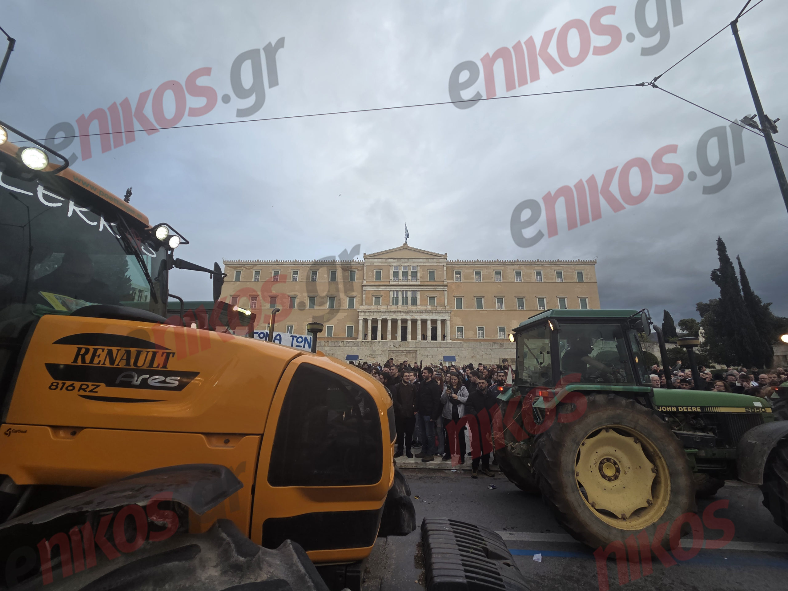 Αγρότες, τρακτέρ, Σύνταγμα