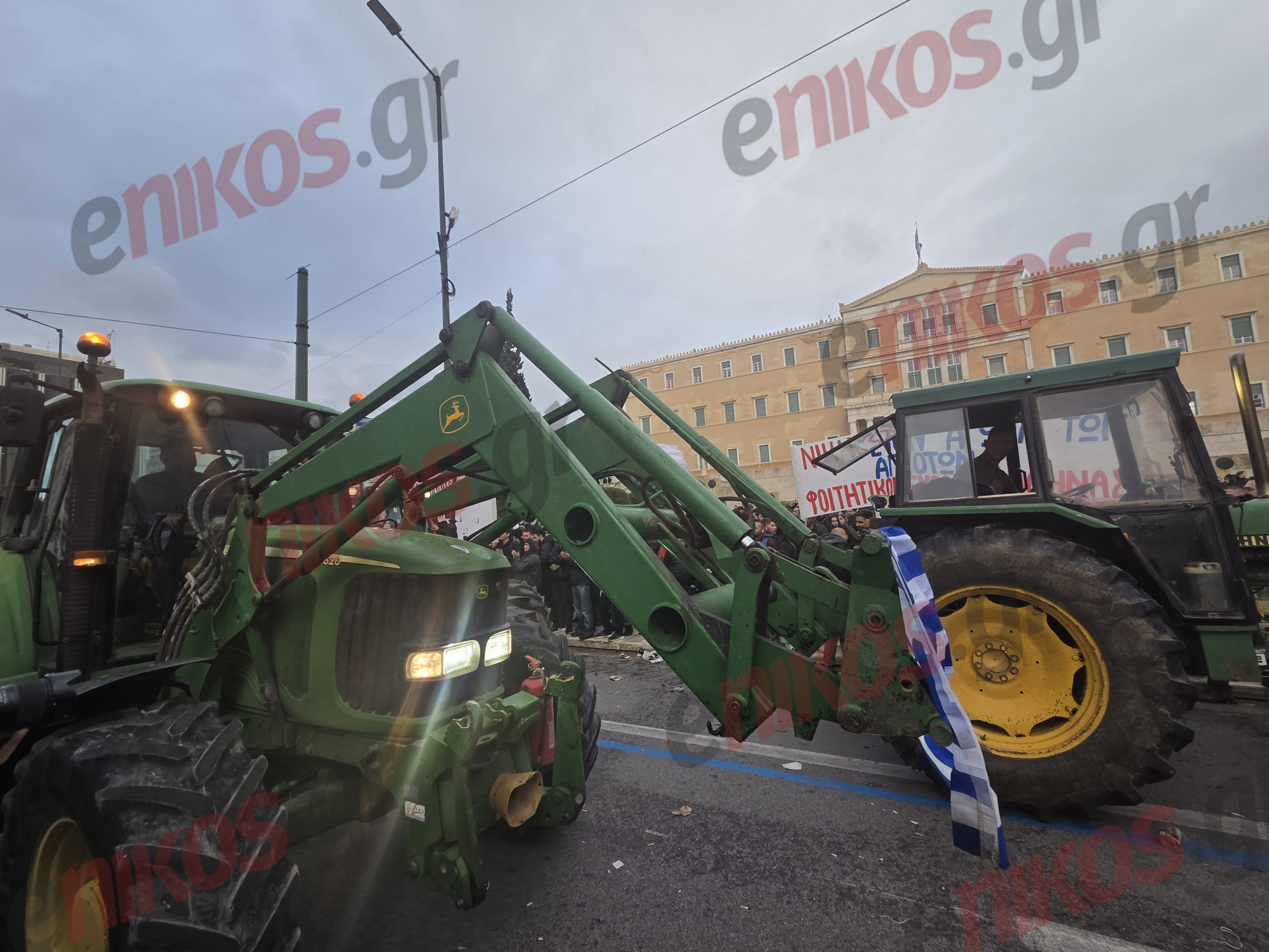 Αγρότες, τρακτέρ, Σύνταγμα