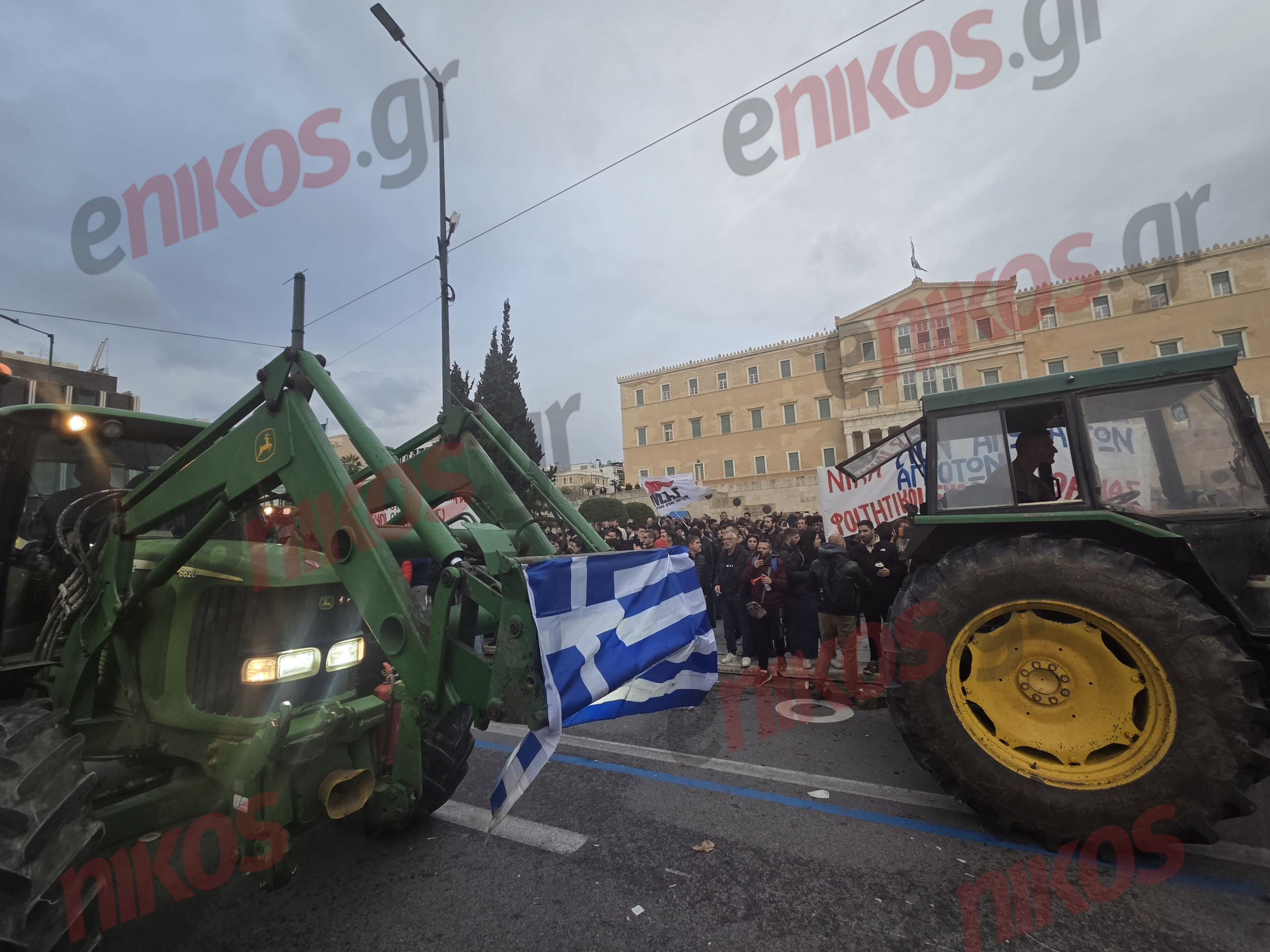 Αγρότες, τρακτέρ, Σύνταγμα