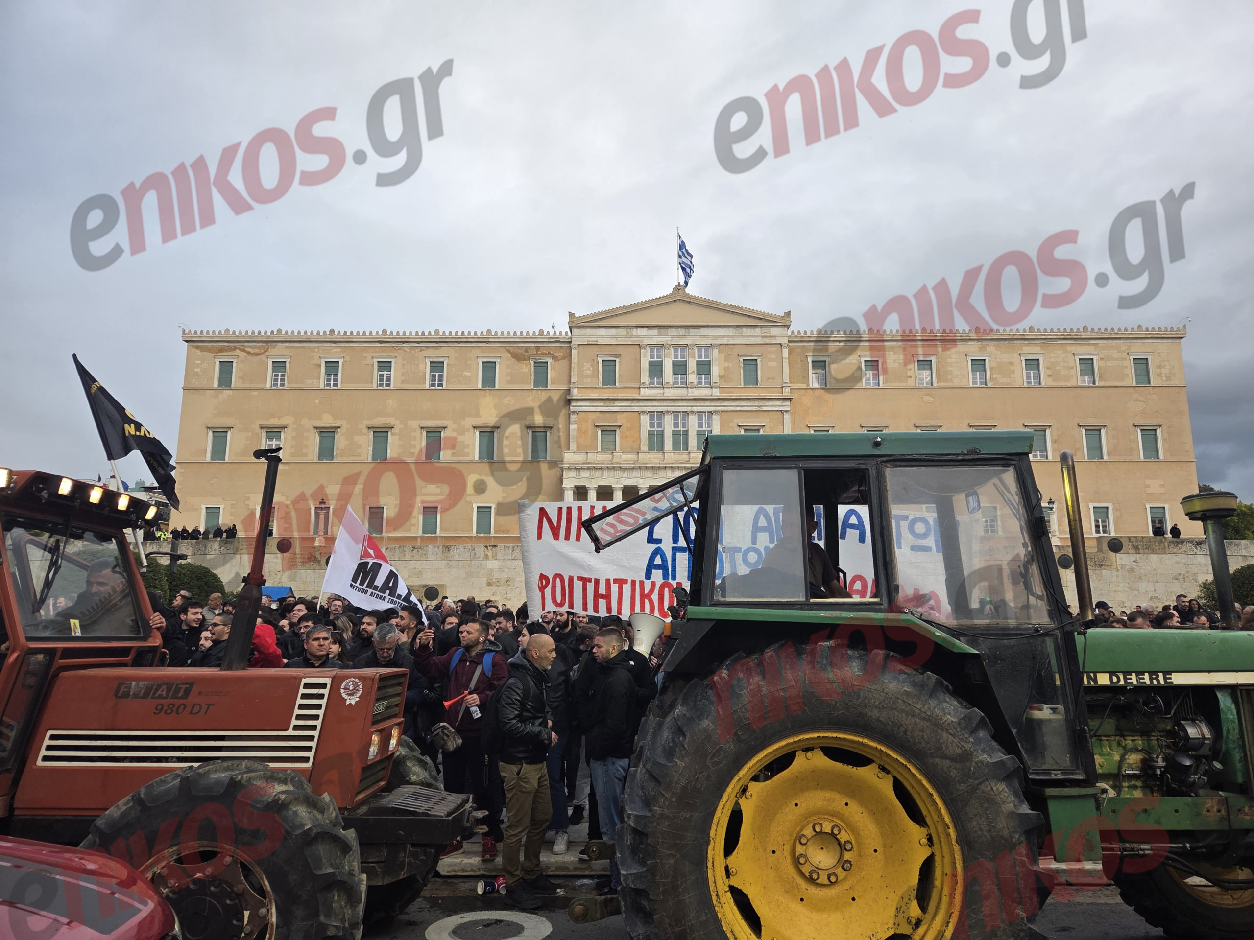 Αγρότες, τρακτέρ, Σύνταγμα