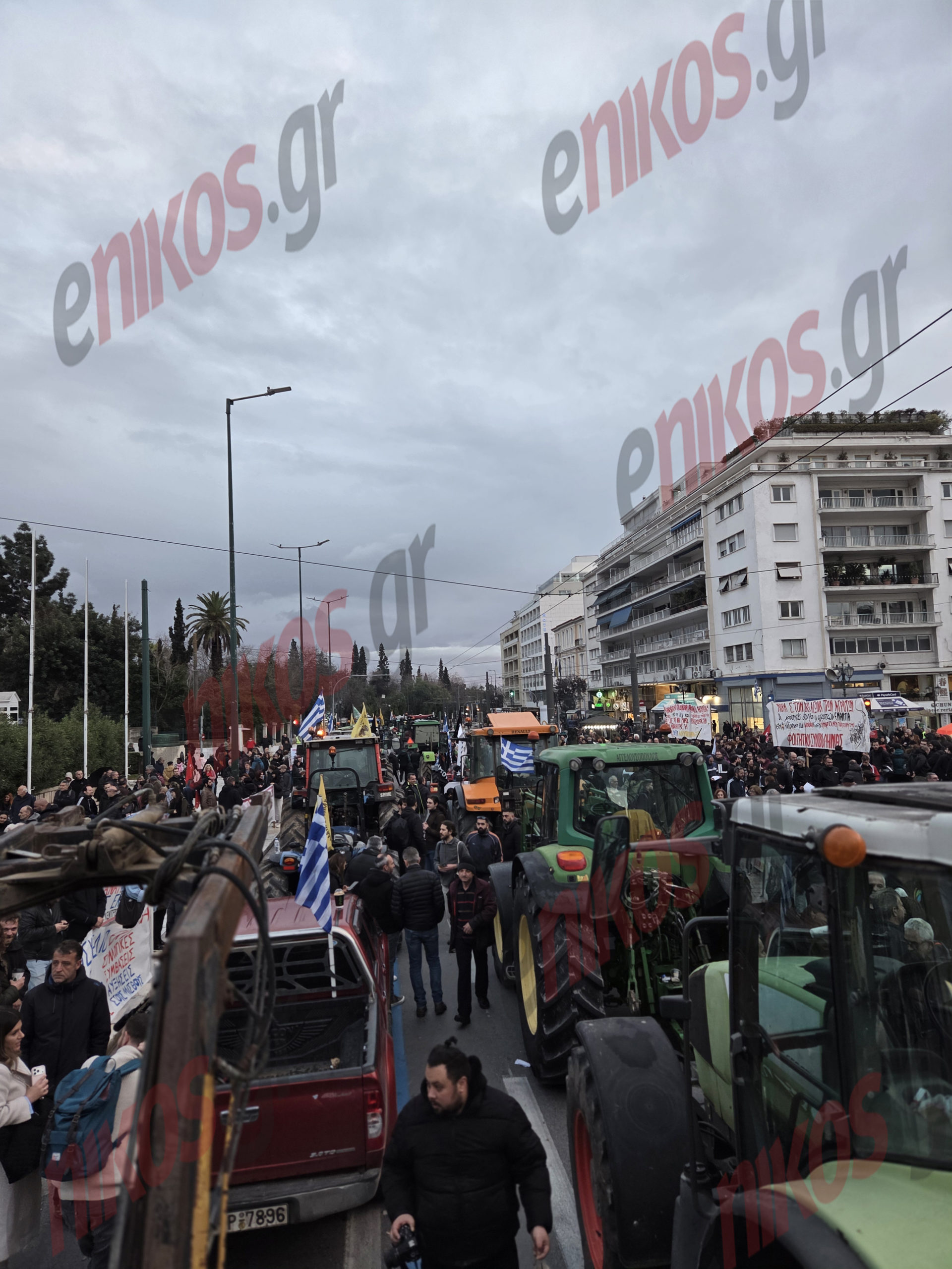 Αγρότες, τρακτέρ, Σύνταγμα