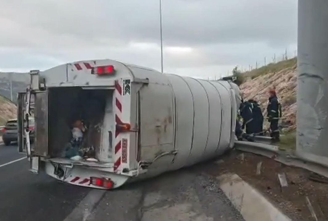 Εκτροπή απορριμματοφόρου στην Περιφερειακή Αιγάλεω