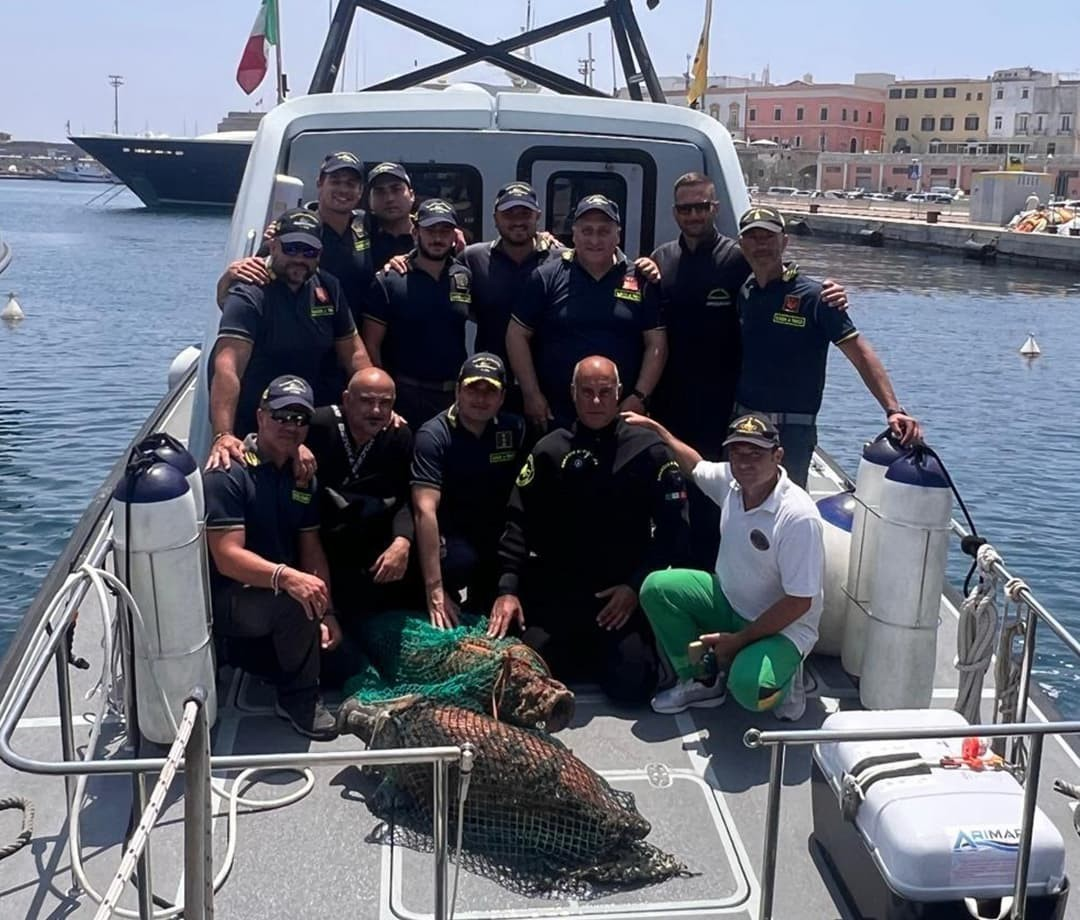 Ορισμένοι από τους γεμάτους με γάρο αμφορείς που ανακτήθηκαν από τον βυθό, στο πρόσφατα ανακαλυφθέν ρωμαϊκό ναυάγιο στα ανοιχτά της Καλλίπολης, στο Ιόνιο Πέλαγος της νότιας Ιταλίας. Πηγή: Ιταλικό Υπουργείο Πολιτισμού