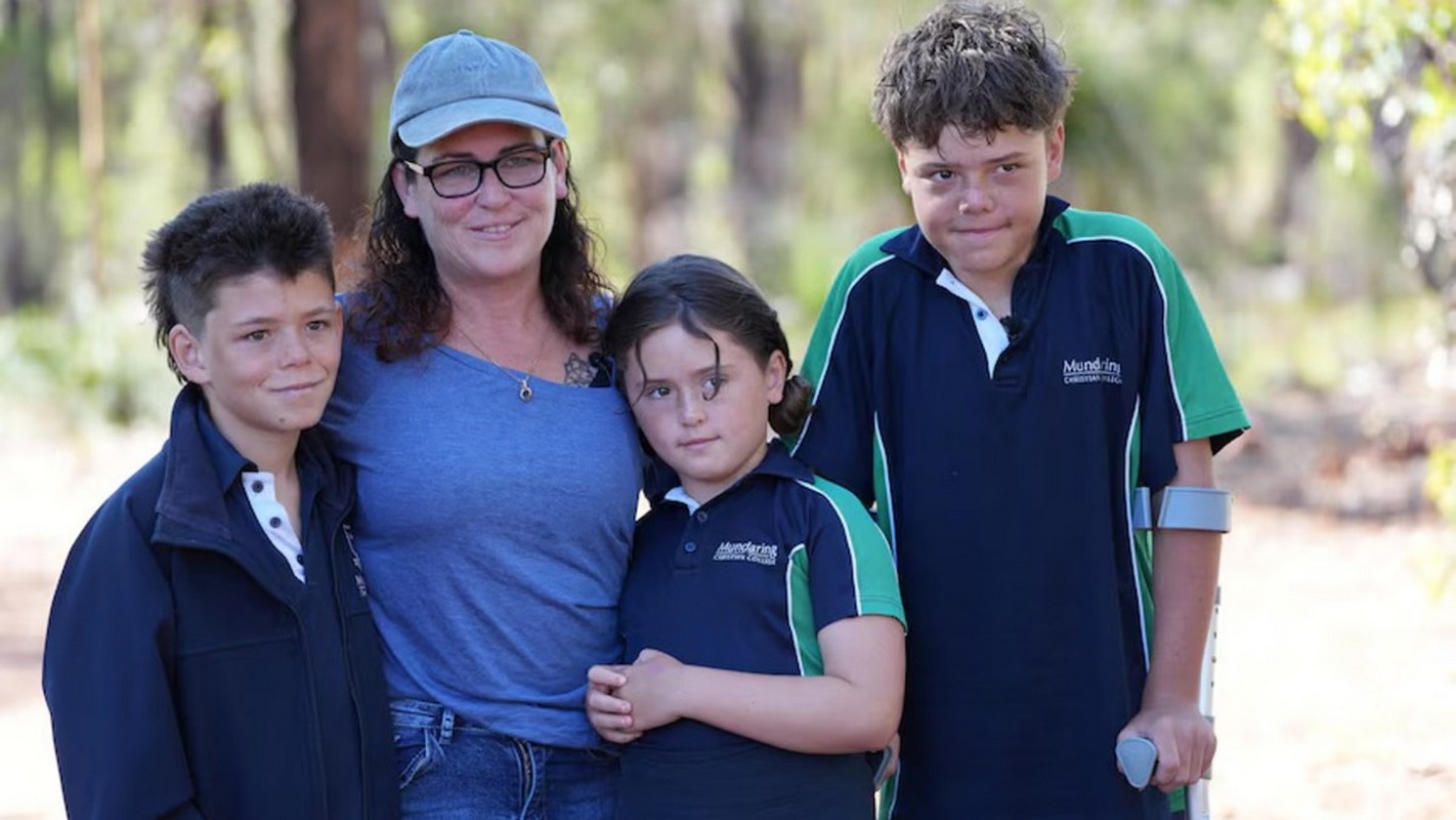 Αυστραλία: Ατρόμητος έφηβος κολύμπησε 4 ώρες σε φουρτουνιασμένη θάλασσα για να σώσει τη μητέρα και τα αδέλφια του